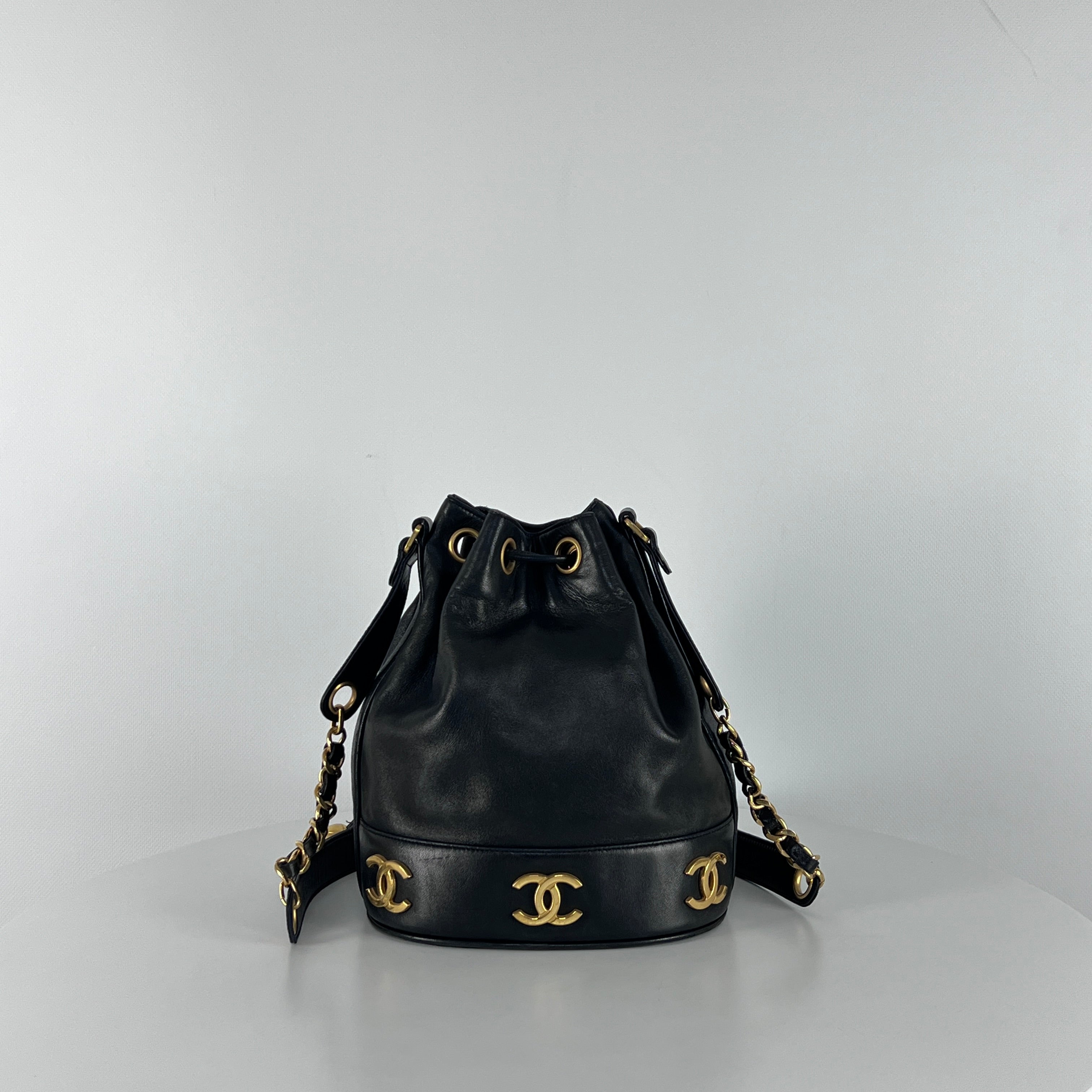 Sac à main CHANEL Seau cuir noir