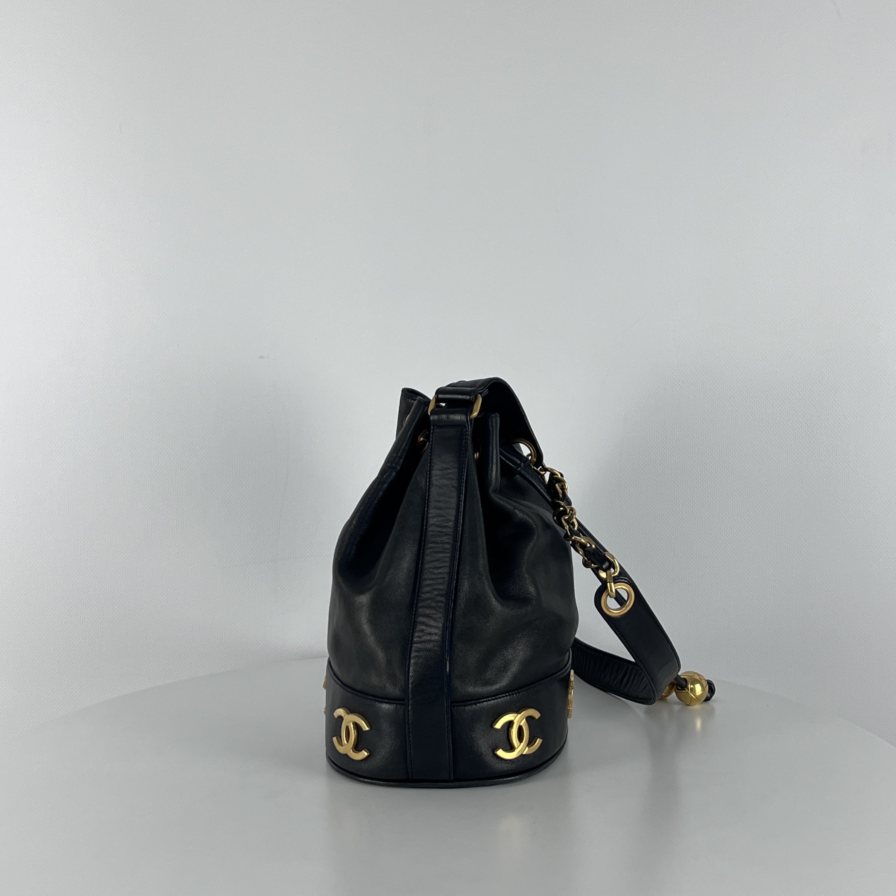 Sac à main CHANEL Seau cuir noir