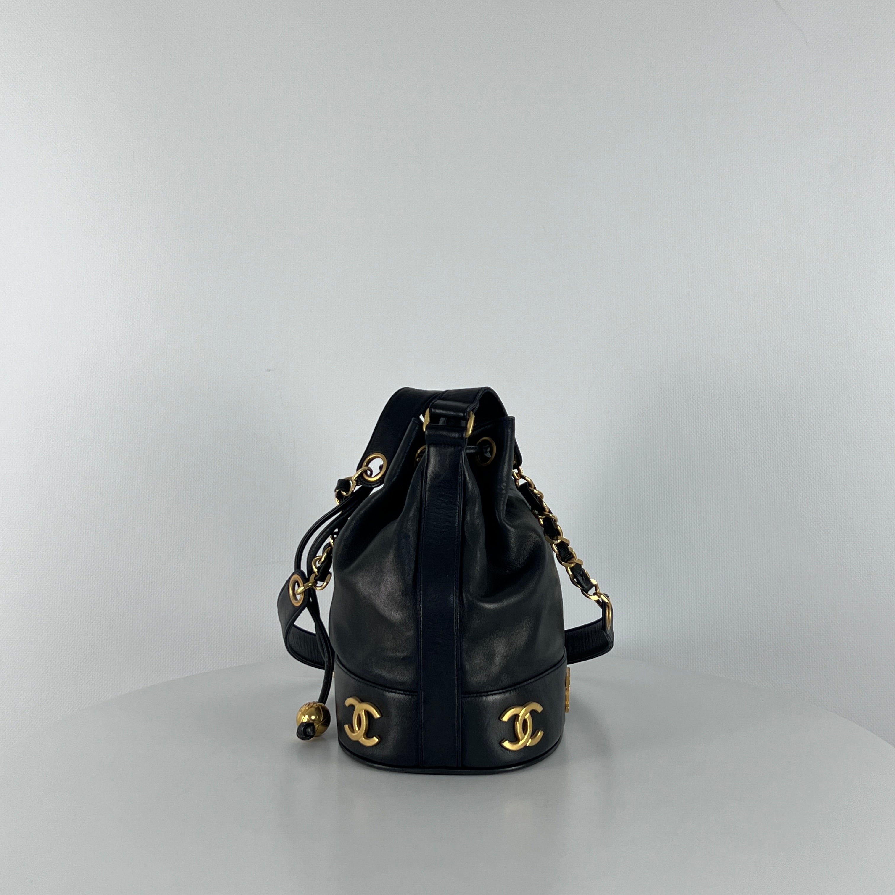 Sac à main CHANEL Seau cuir noir