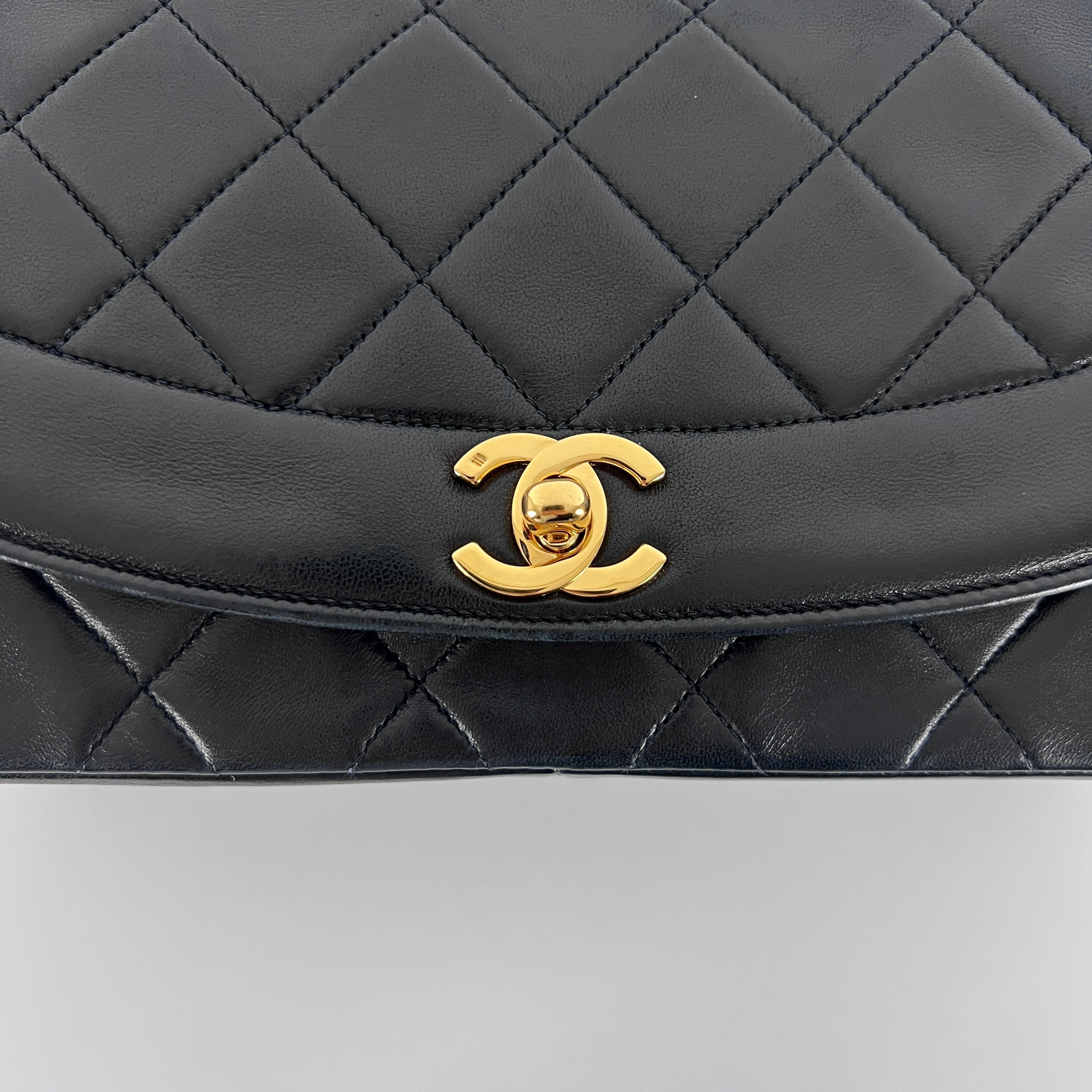 Sac à main CHANEL Diana cuir noir