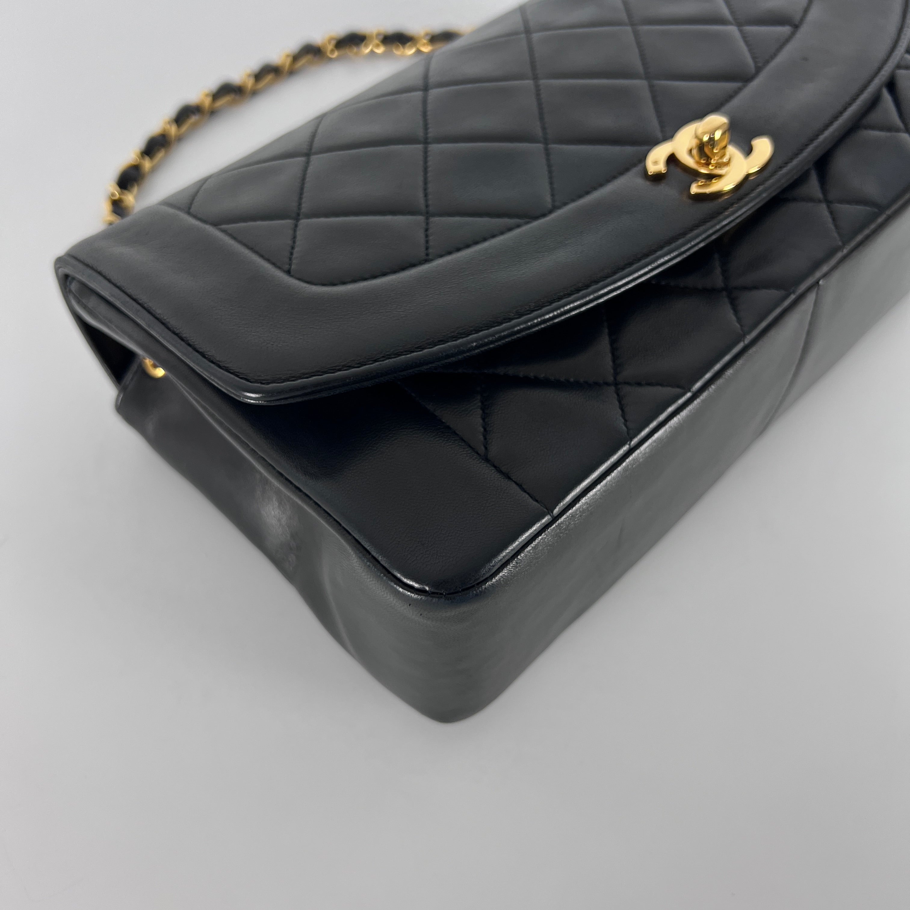 Sac à main CHANEL Diana cuir noir