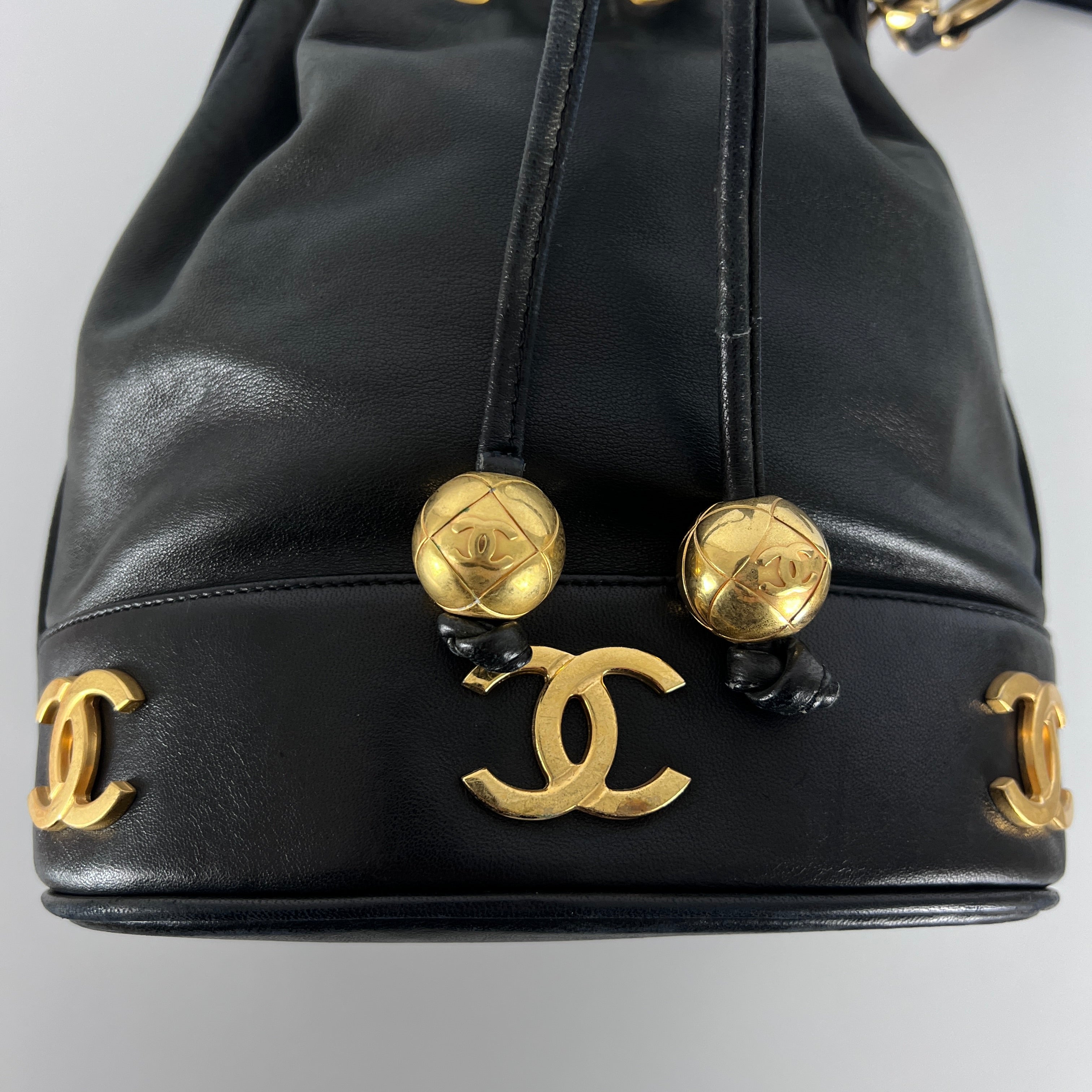 Sac à main CHANEL Seau cuir noir