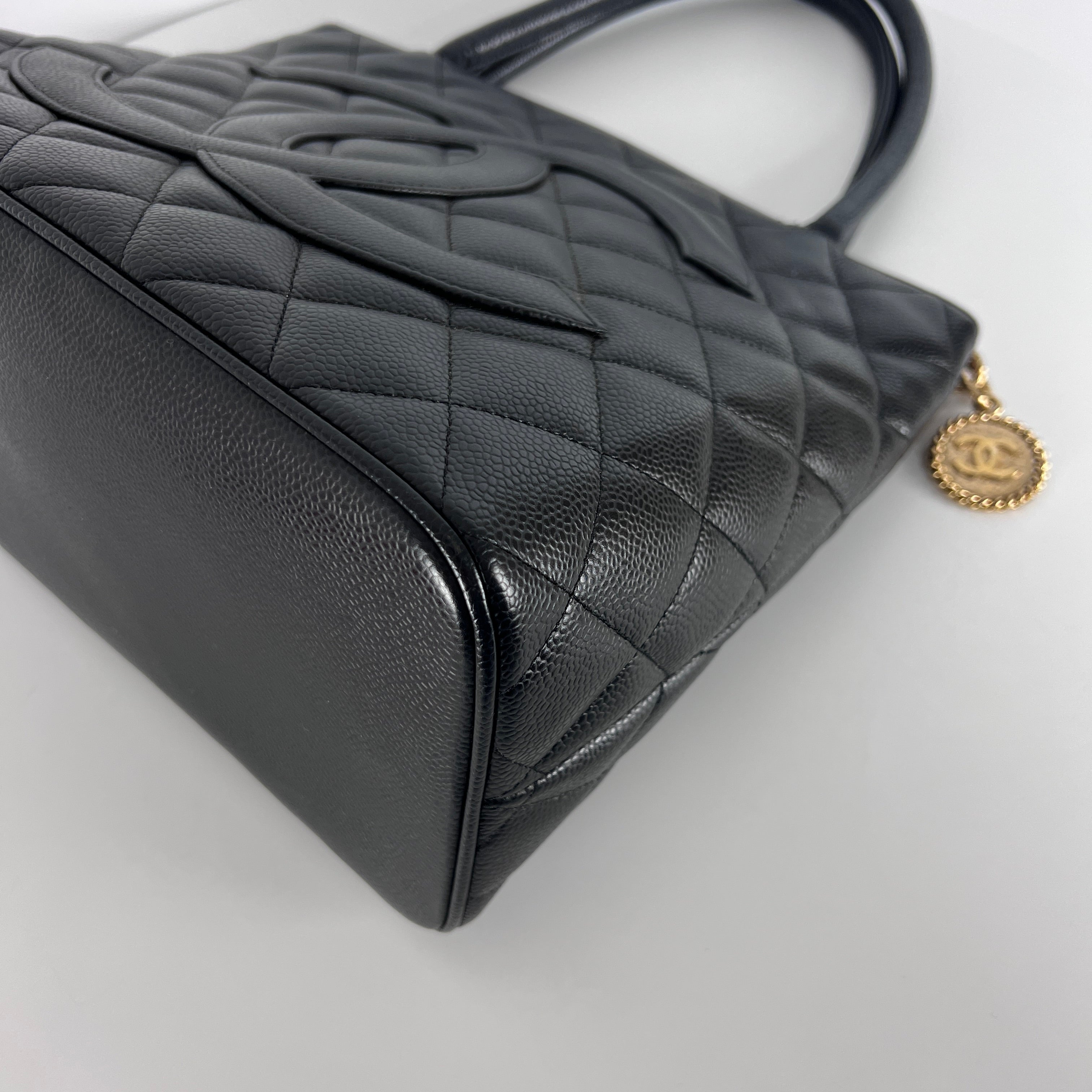 Sac à main CHANEL Médaillon cuir noir