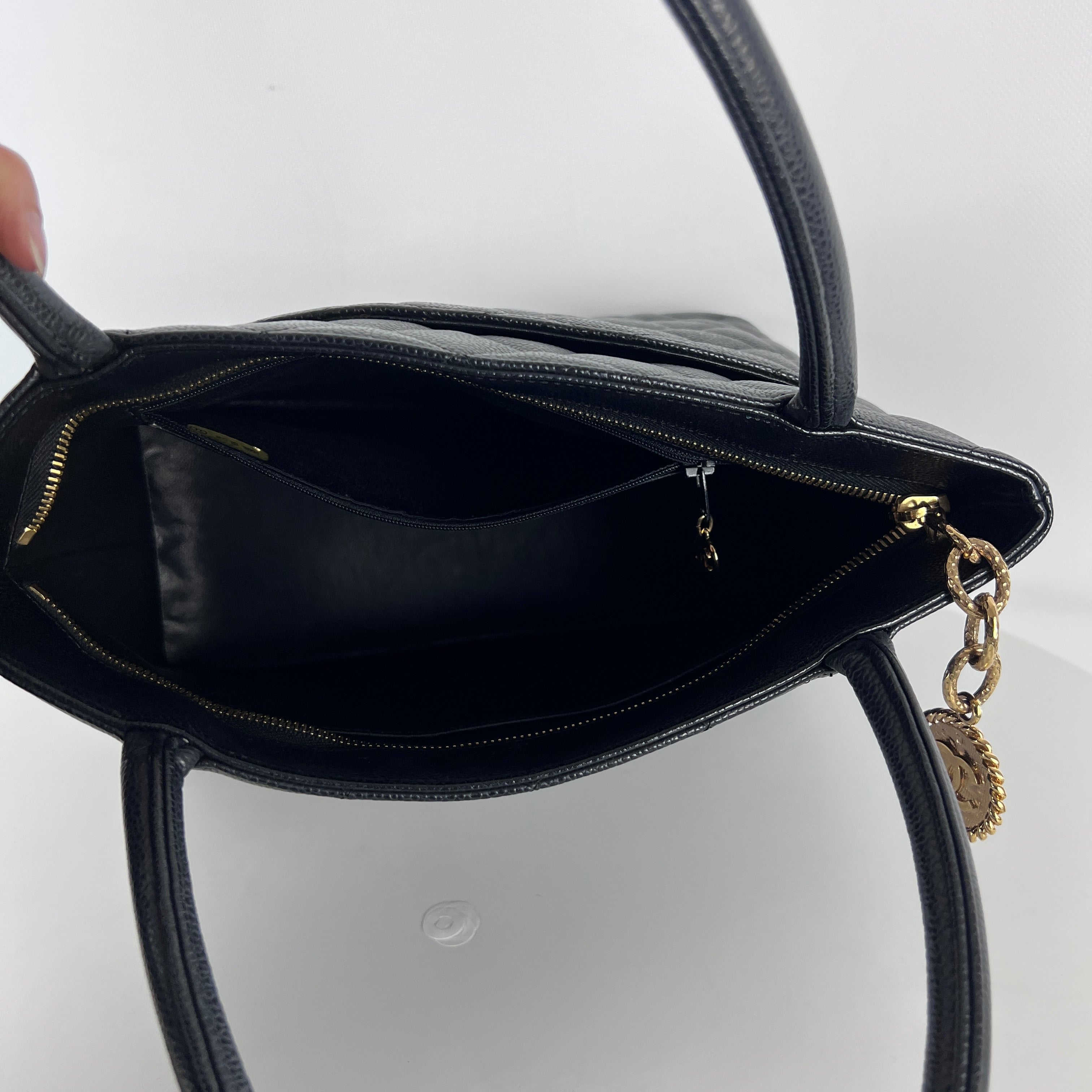 Sac à main CHANEL Médaillon cuir noir