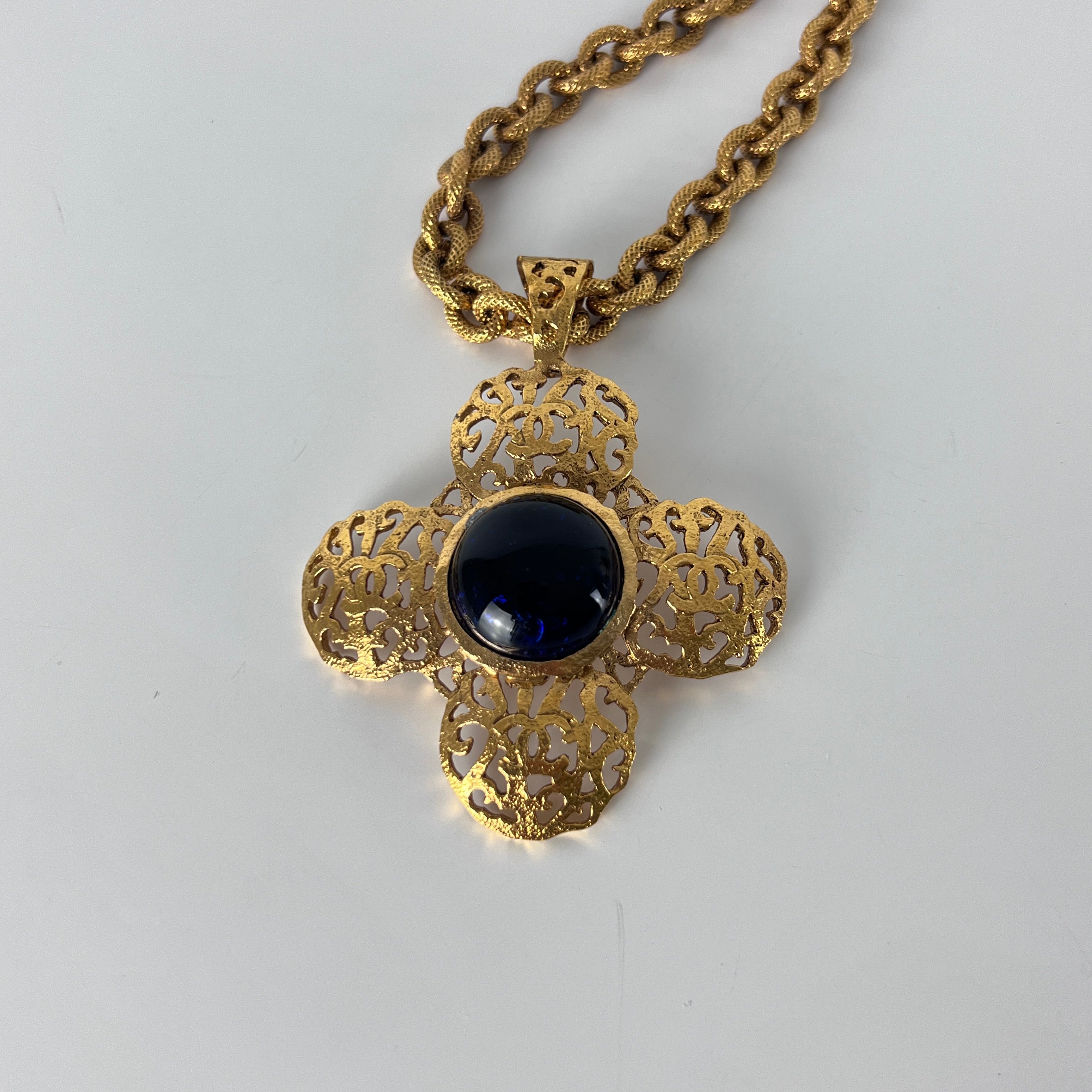 Collier CHANEL Coco Mark Croix plaqué or doré