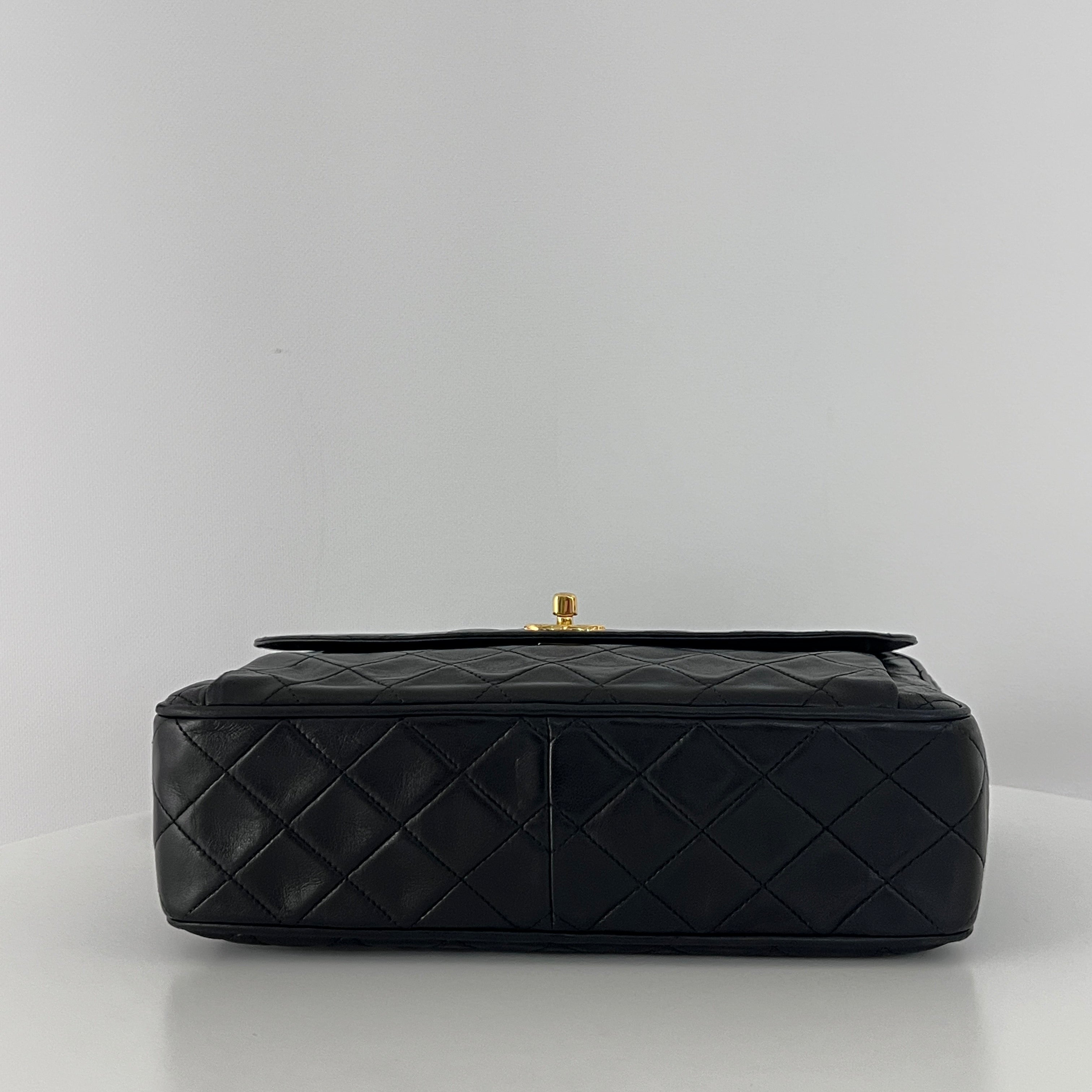 Sac à bandoulière CHANEL Camera Bag cuir d'agneau noir