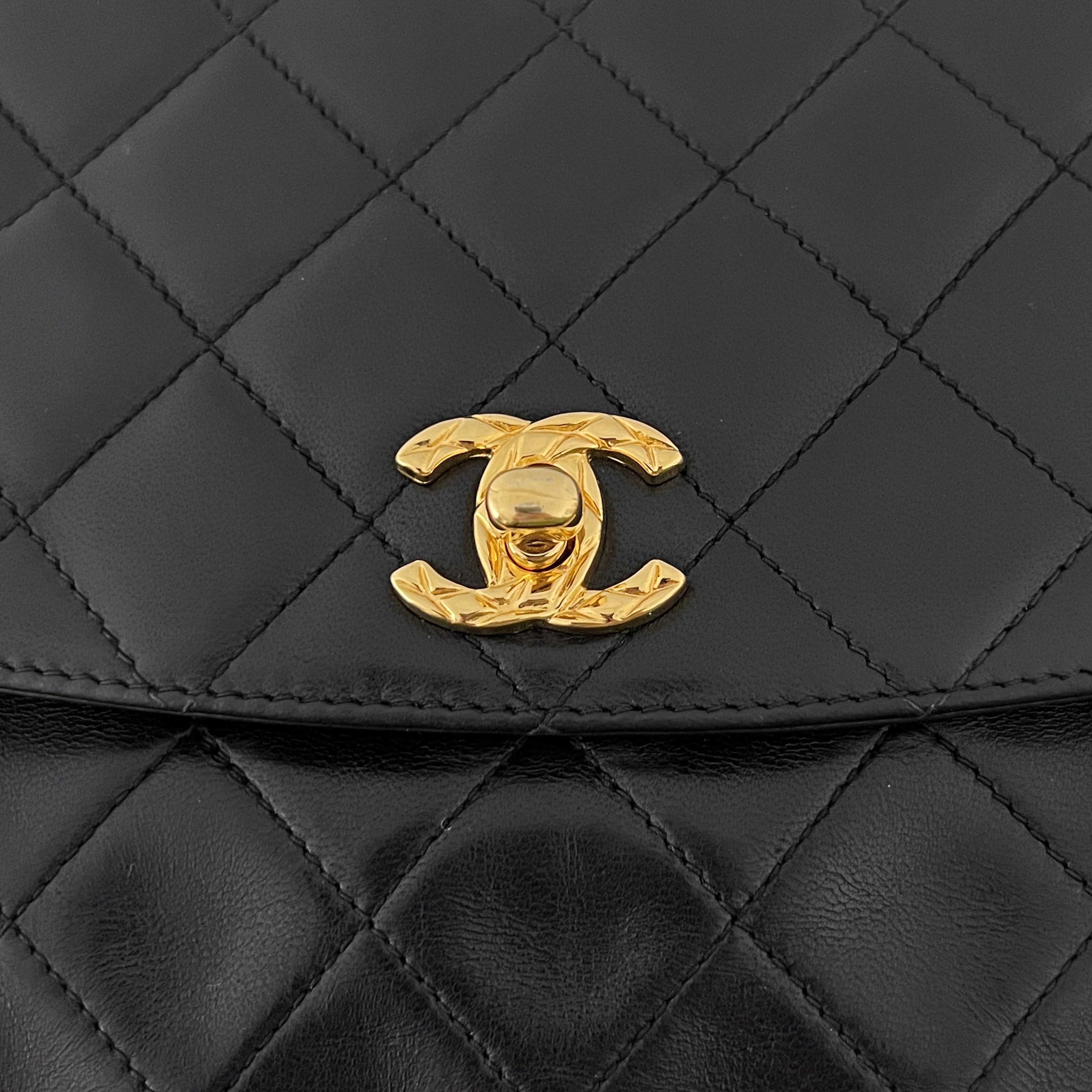 Sac à bandoulière CHANEL Camera Bag cuir d'agneau noir