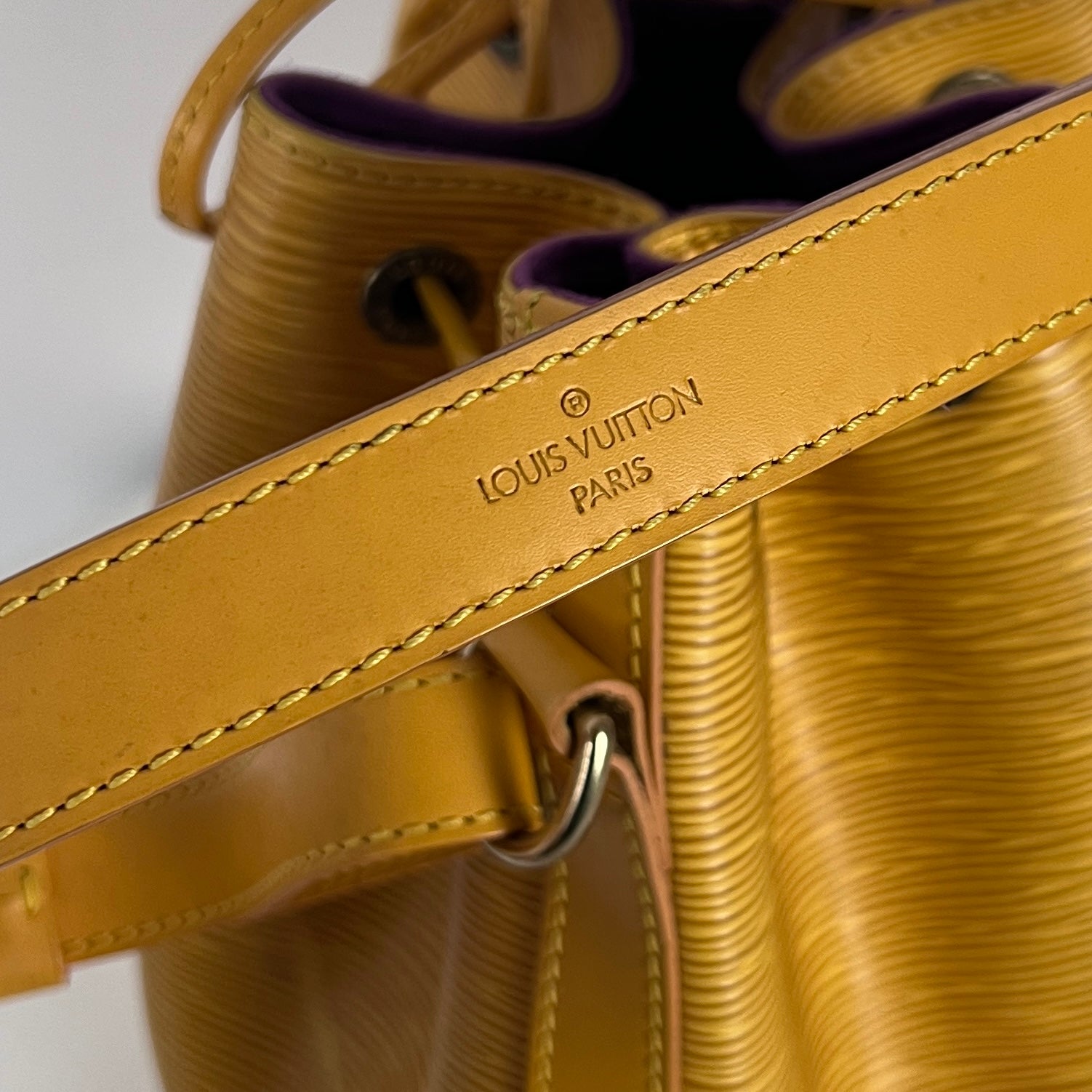 Sac à main LOUIS VUITTON Noé Petit cuir jaune
