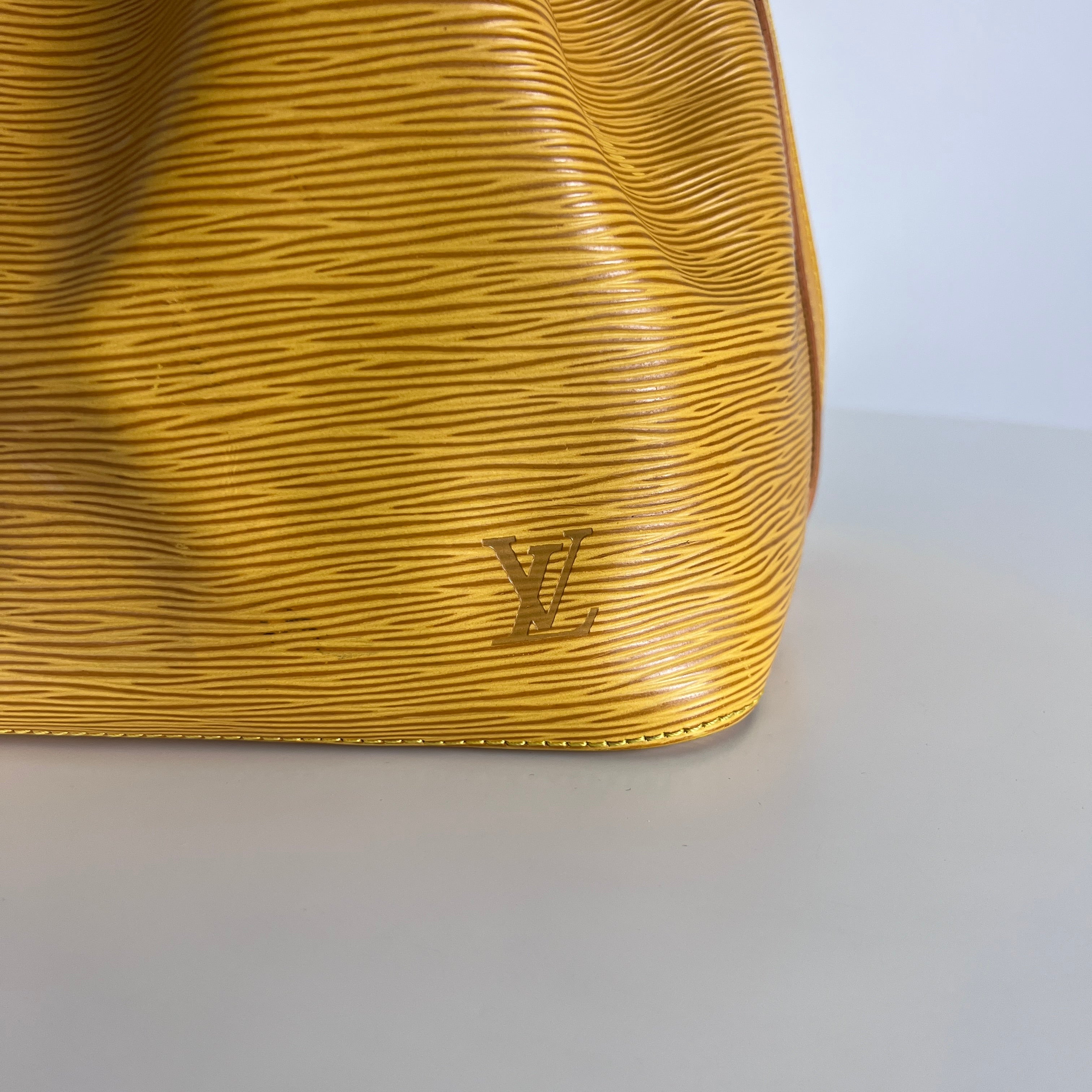 Sac à main LOUIS VUITTON Noé Petit cuir jaune