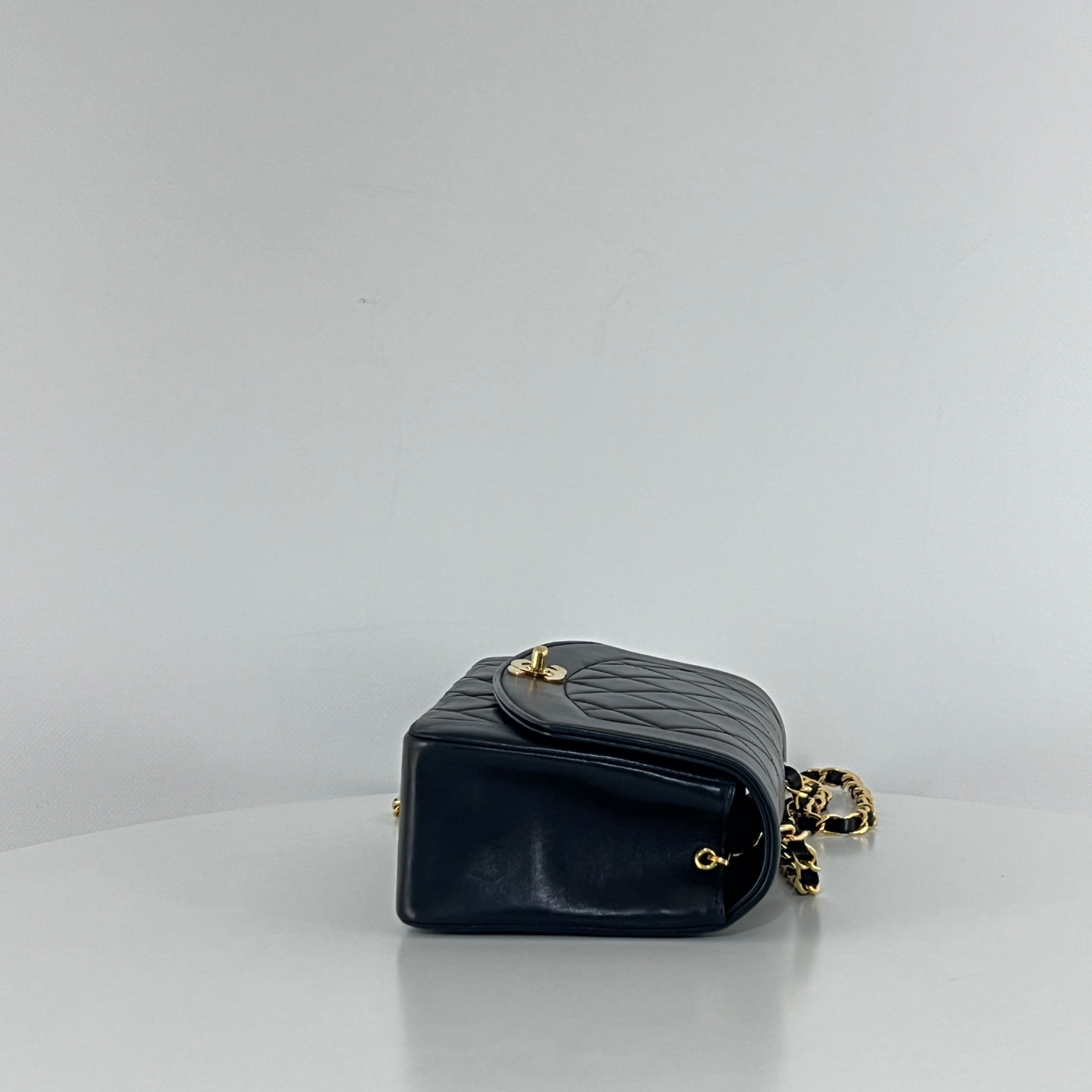 Sac à main CHANEL Diana Small cuir d'agneau noir