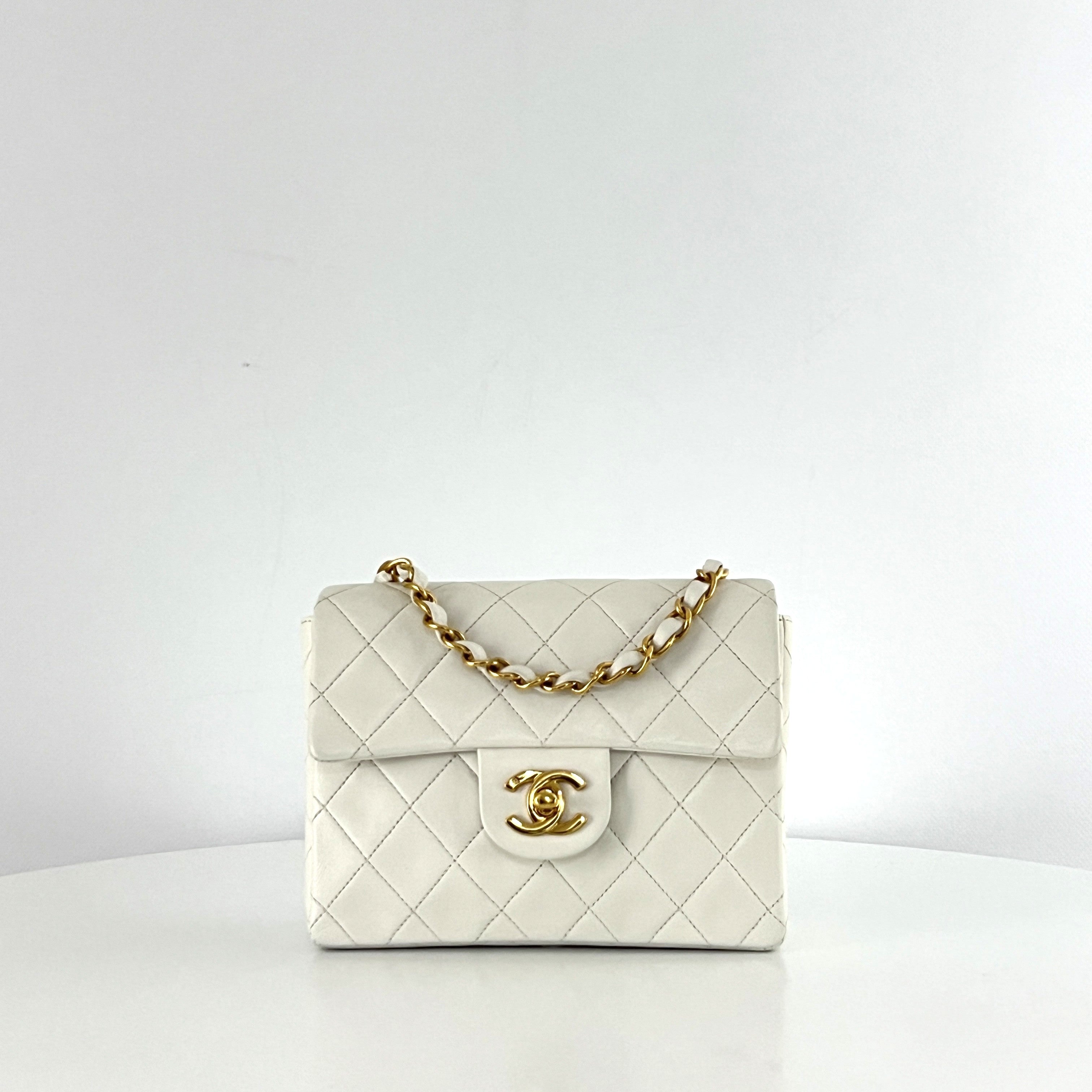 Sac à main CHANEL Timeless Classique Mini  Simple Flap cuir d'agneau blanc