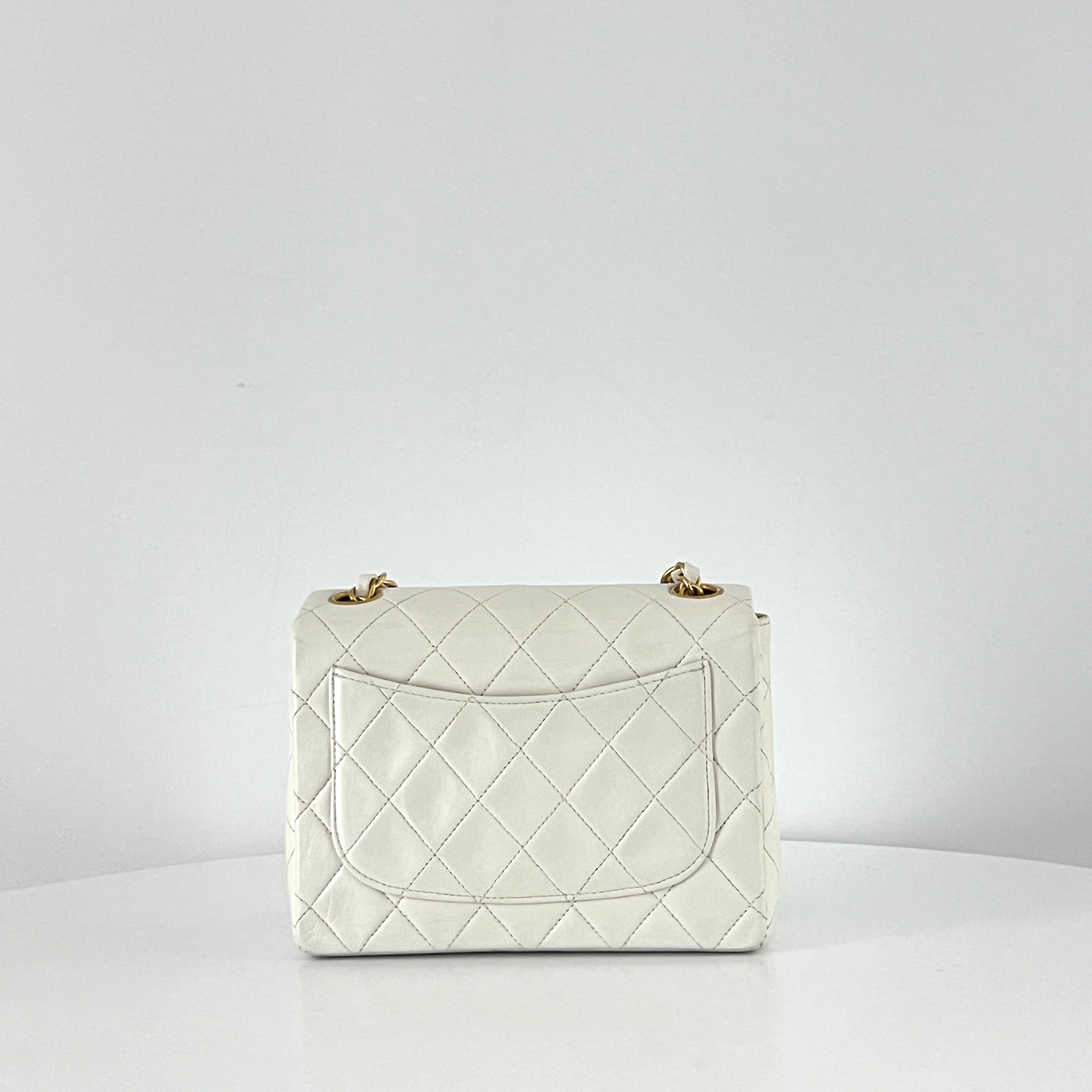 Sac à main CHANEL Timeless Classique Mini  Simple Flap cuir d'agneau blanc