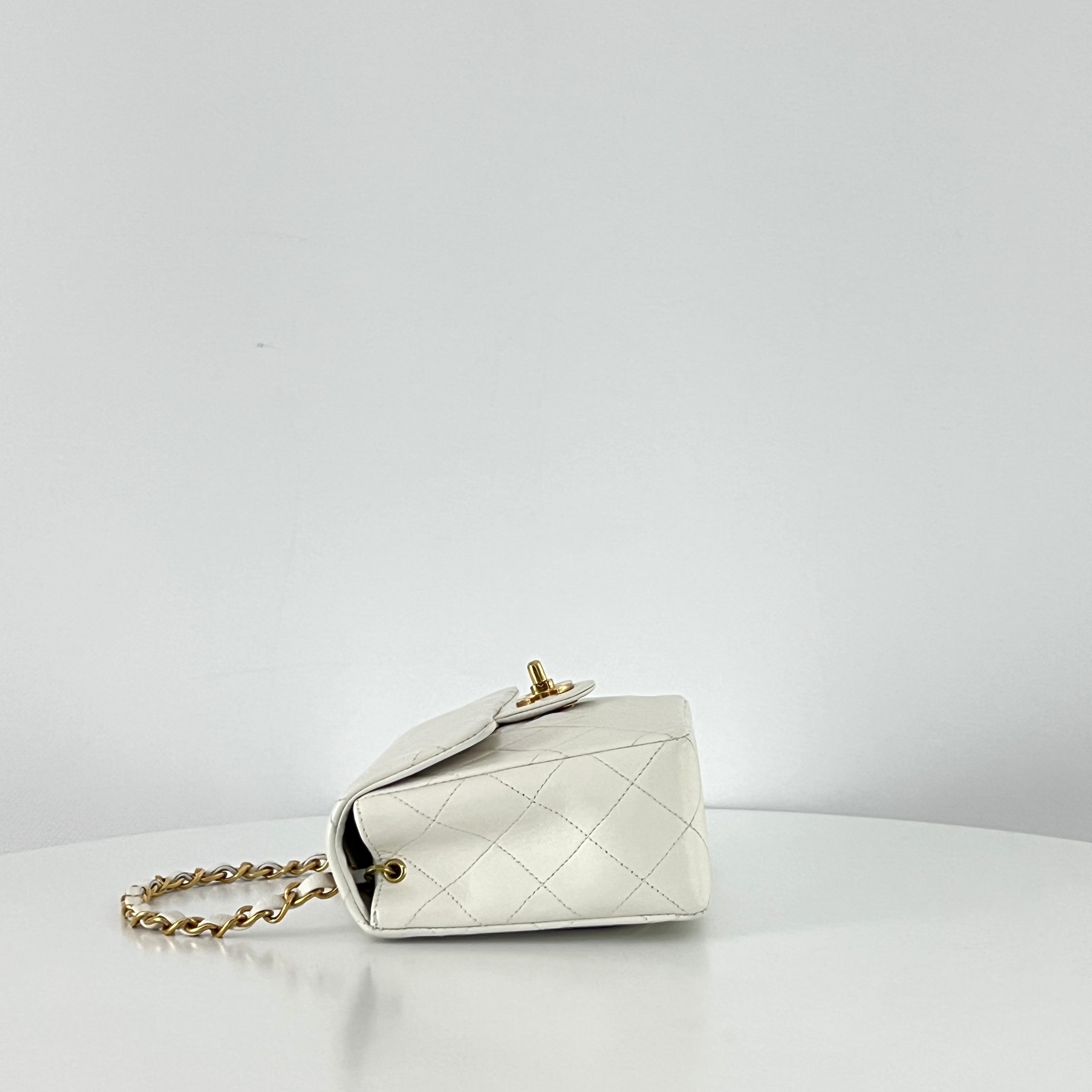 Sac à main CHANEL Timeless Classique Mini  Simple Flap cuir d'agneau blanc