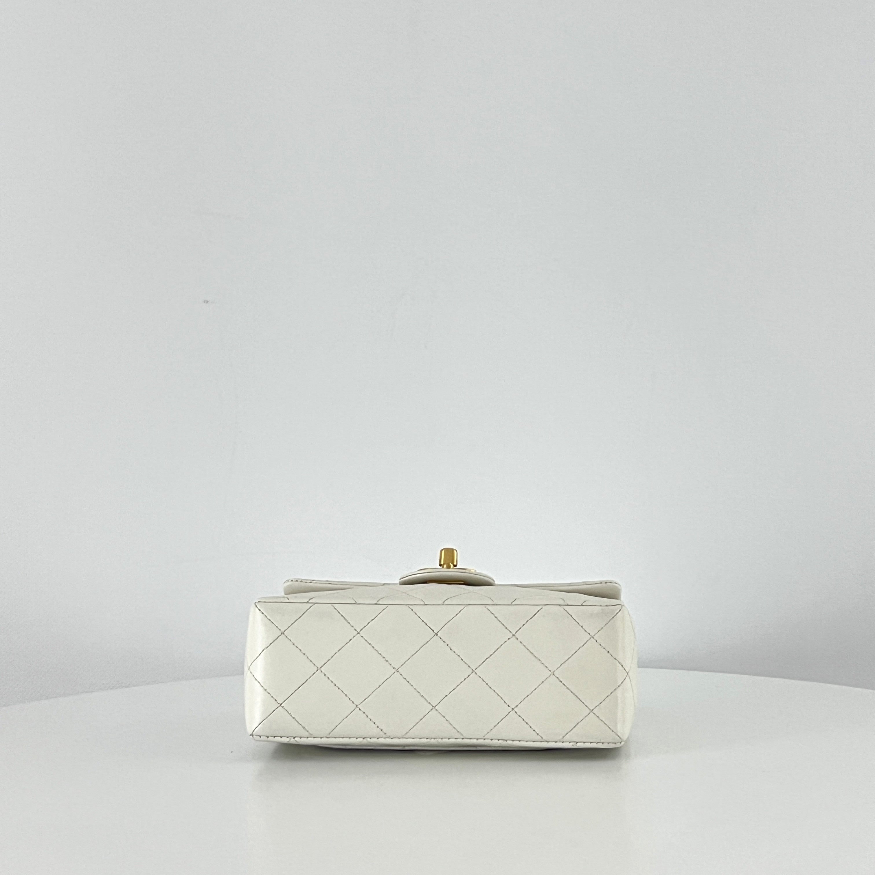 Sac à main CHANEL Timeless Classique Mini  Simple Flap cuir d'agneau blanc