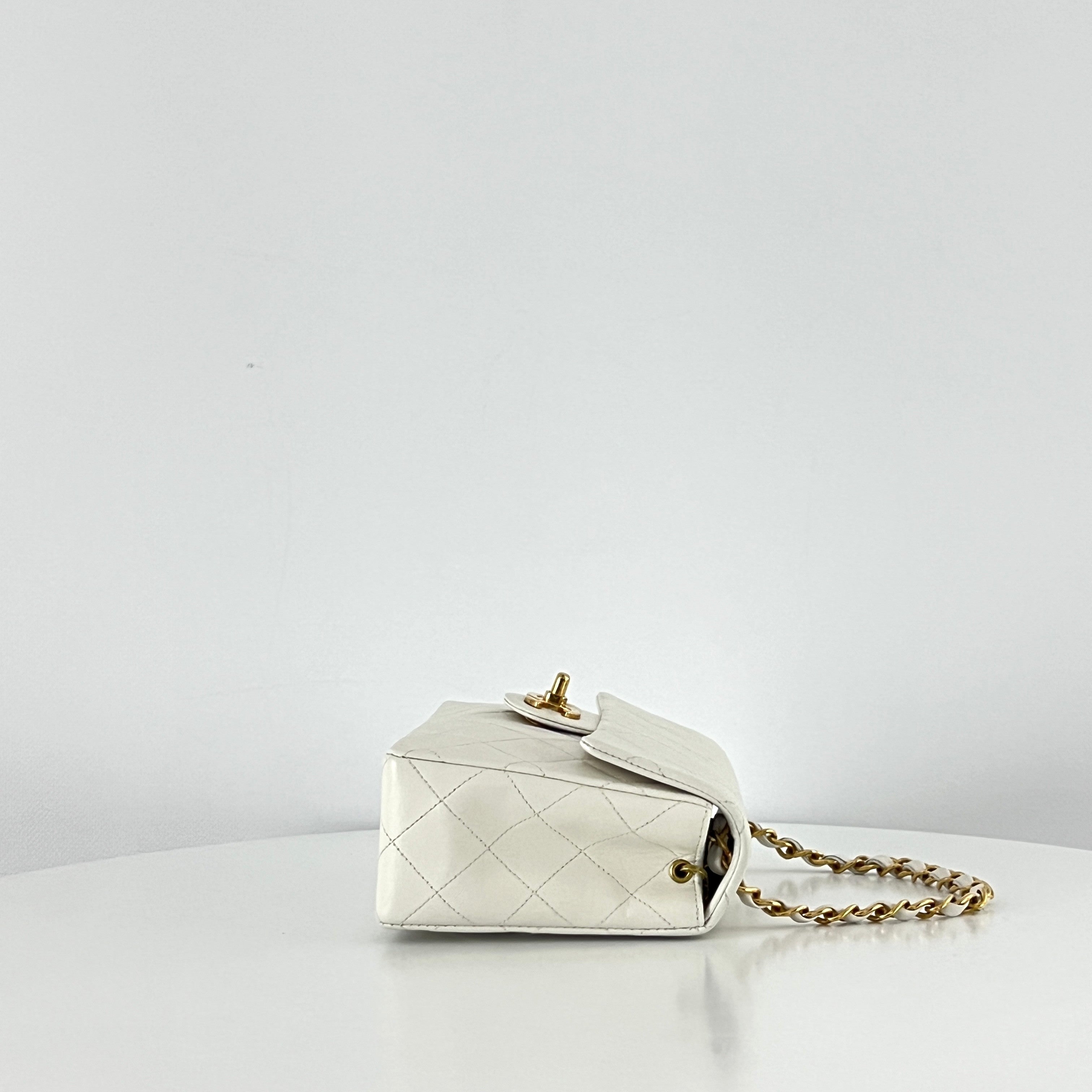 Sac à main CHANEL Timeless Classique Mini  Simple Flap cuir d'agneau blanc