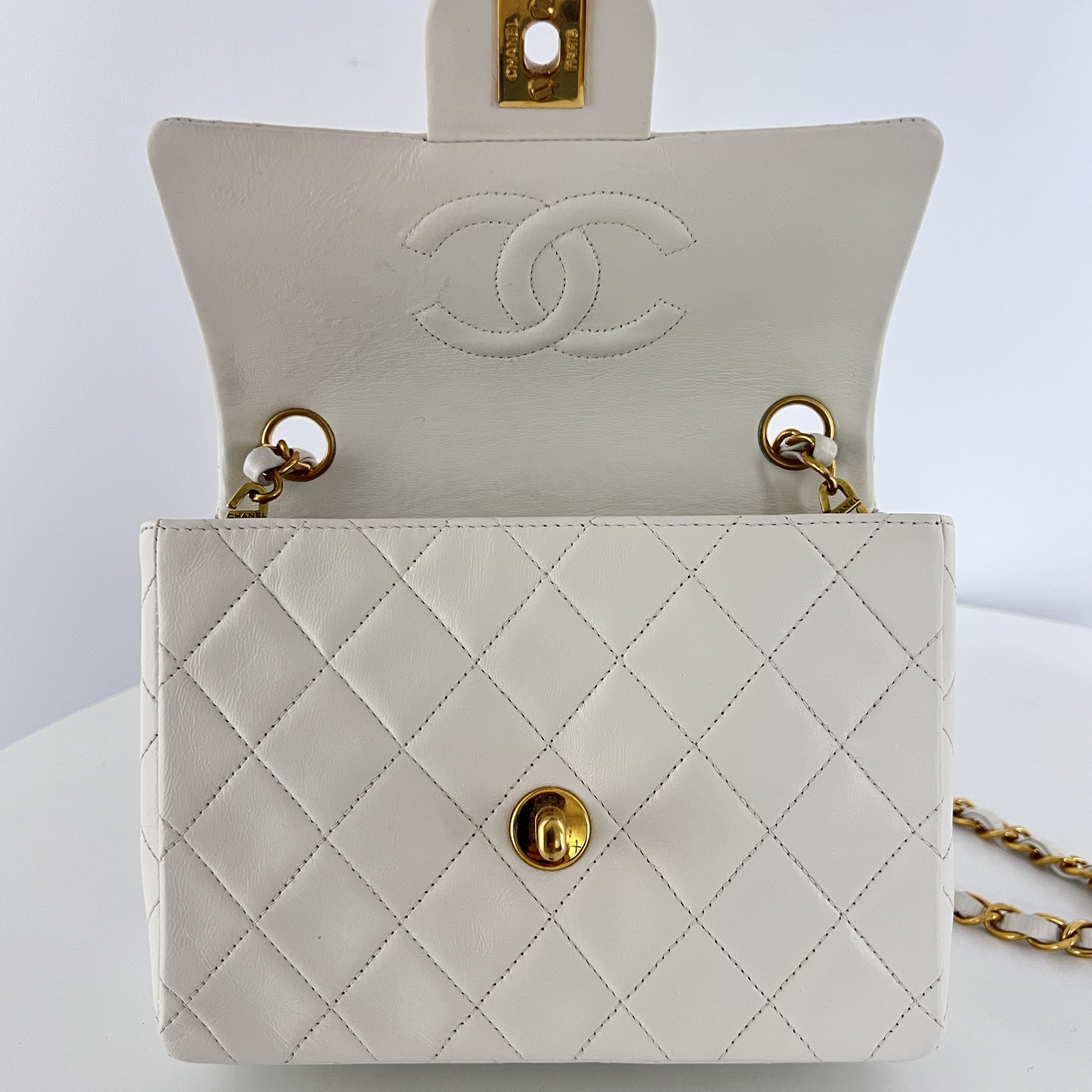 Sac à main CHANEL Timeless Classique Mini  Simple Flap cuir d'agneau blanc