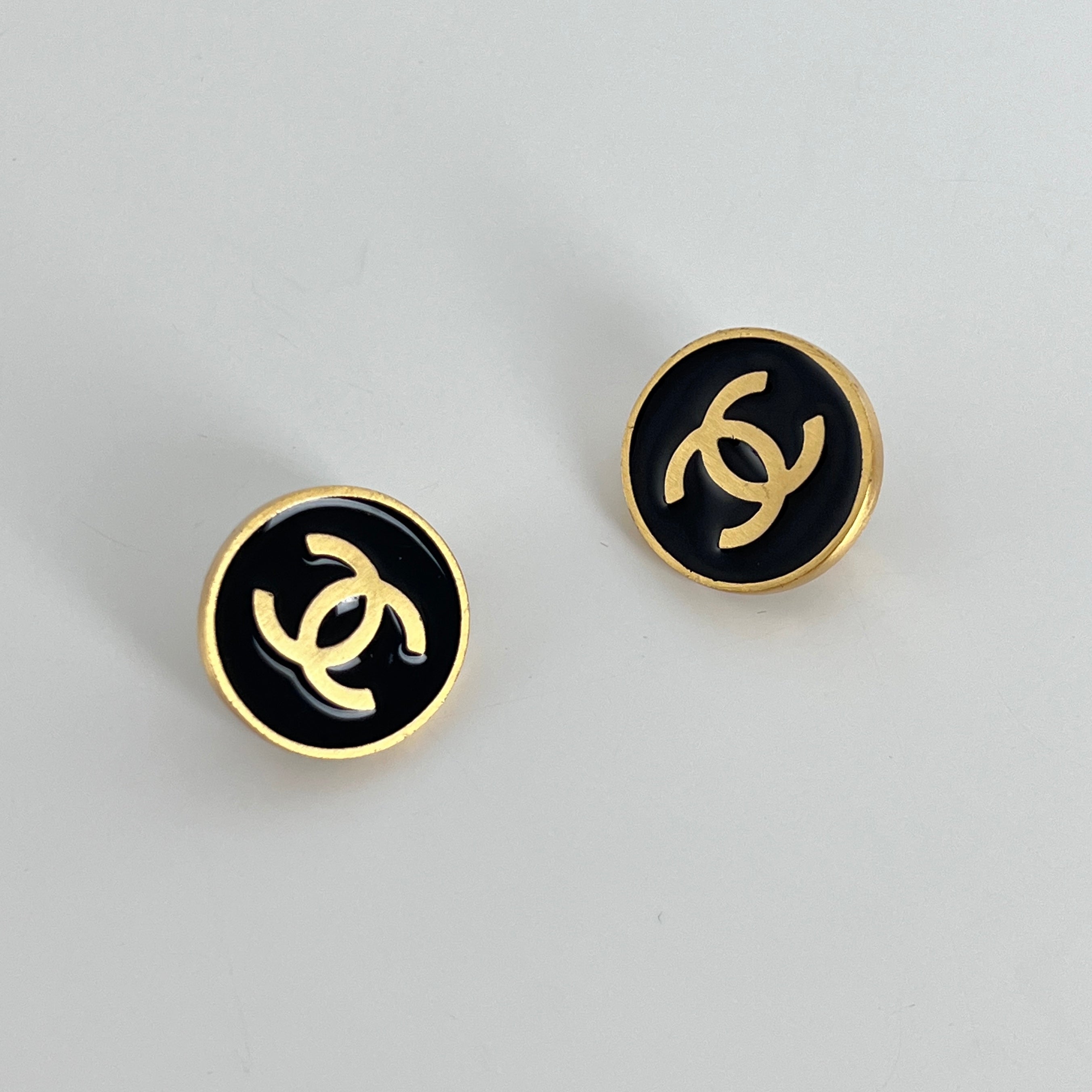 Boucles d'oreilles CHANEL CC Clip On métal doré