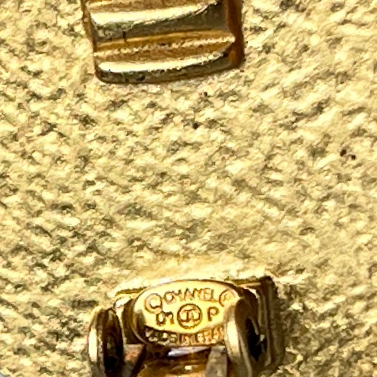 Boucles d'oreilles CHANEL CC Clip On métal doré