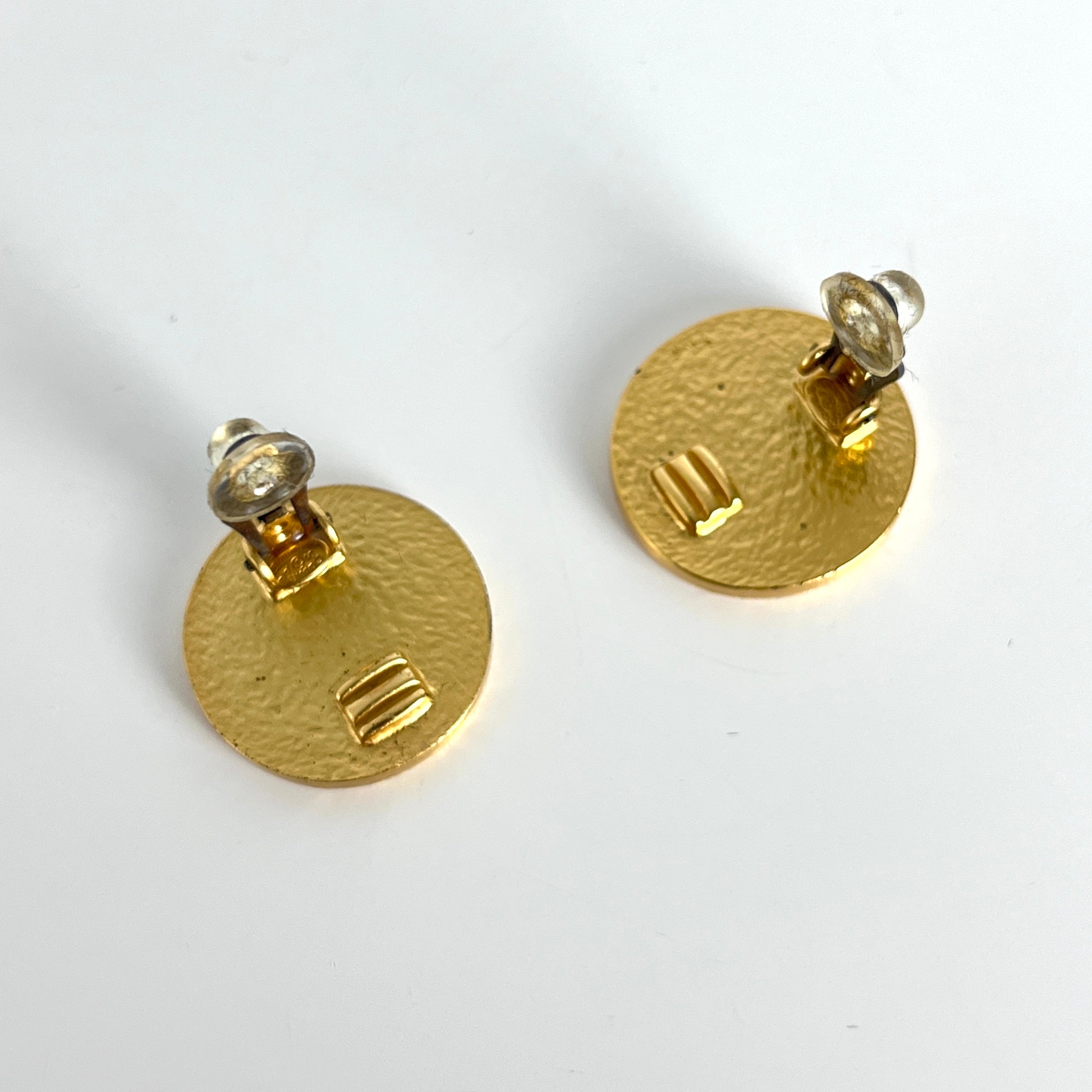 Boucles d'oreilles CHANEL CC Clip On métal doré