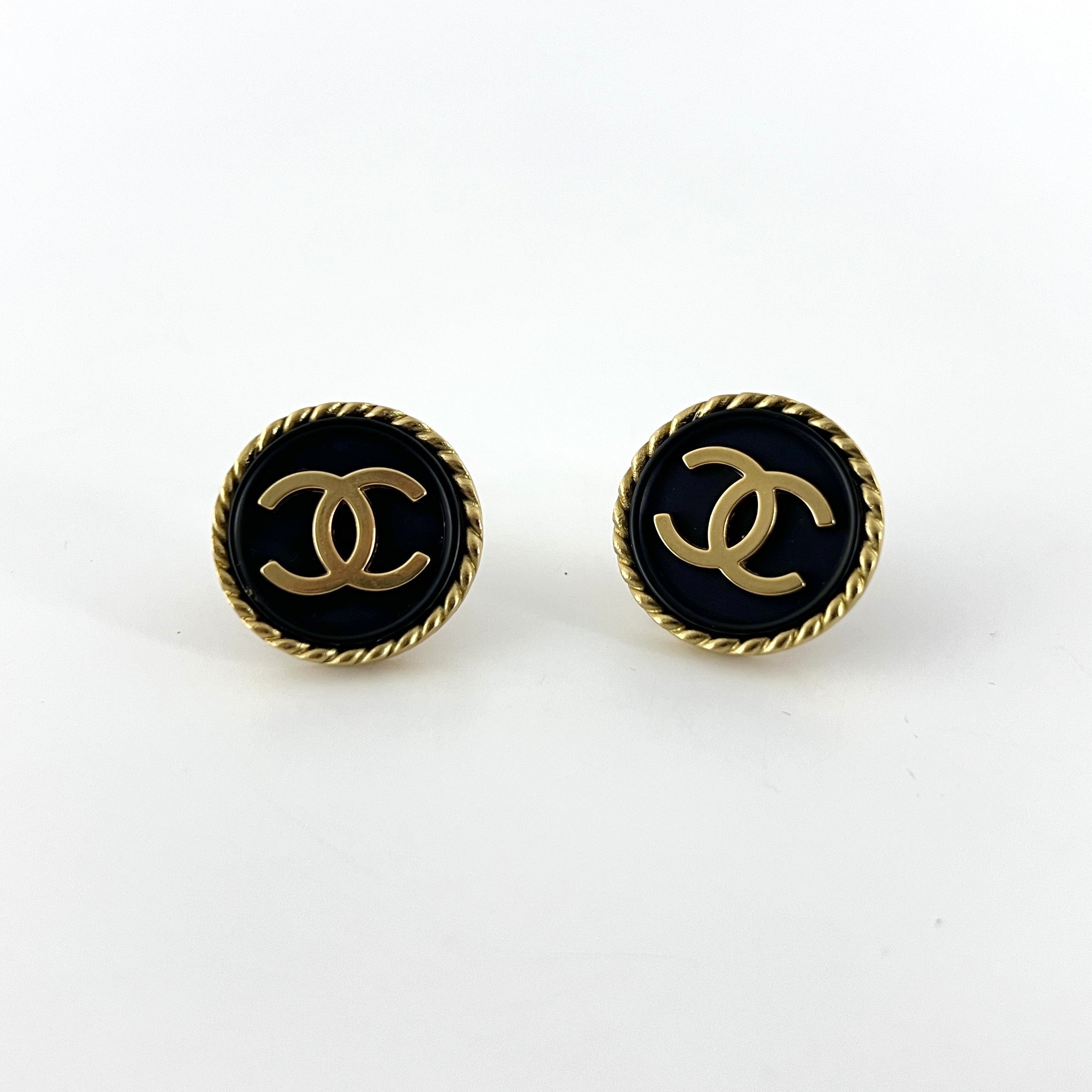 Boucles d'oreilles CHANEL CC Clip On métal doré