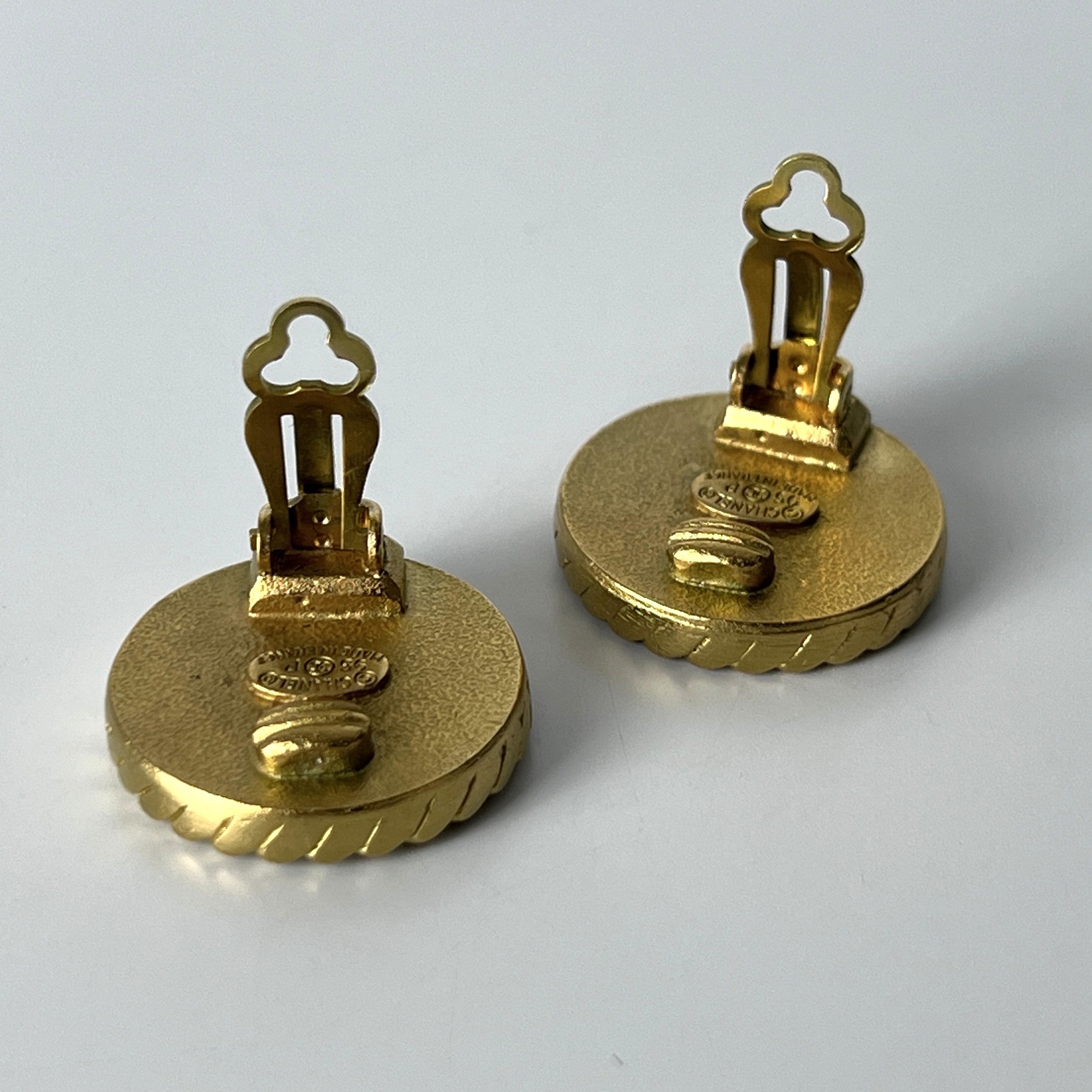 Boucles d'oreilles CHANEL CC Clip On métal doré