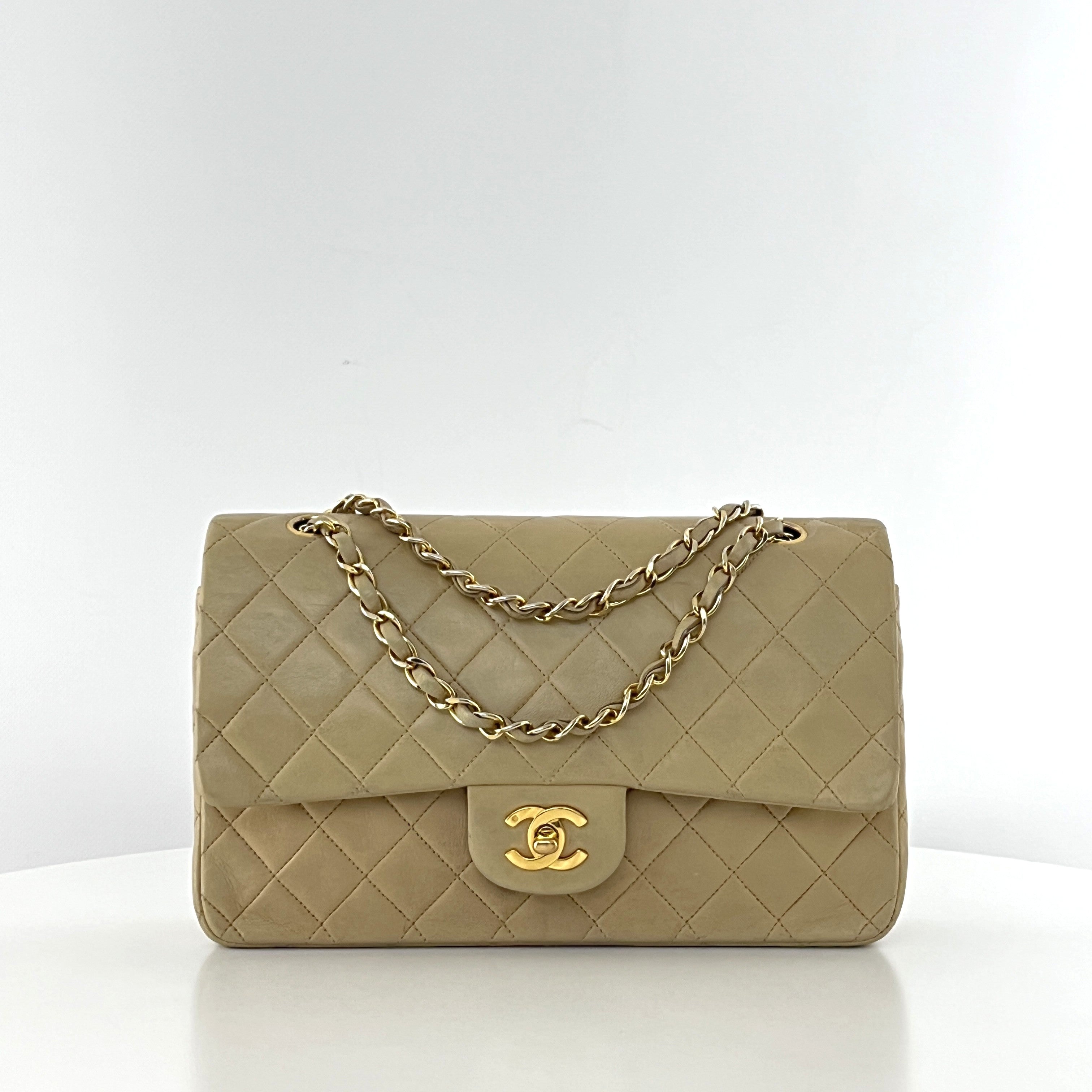 Sac à main CHANEL Timeless Classique Medium Double Flap cuir d'agneau beige