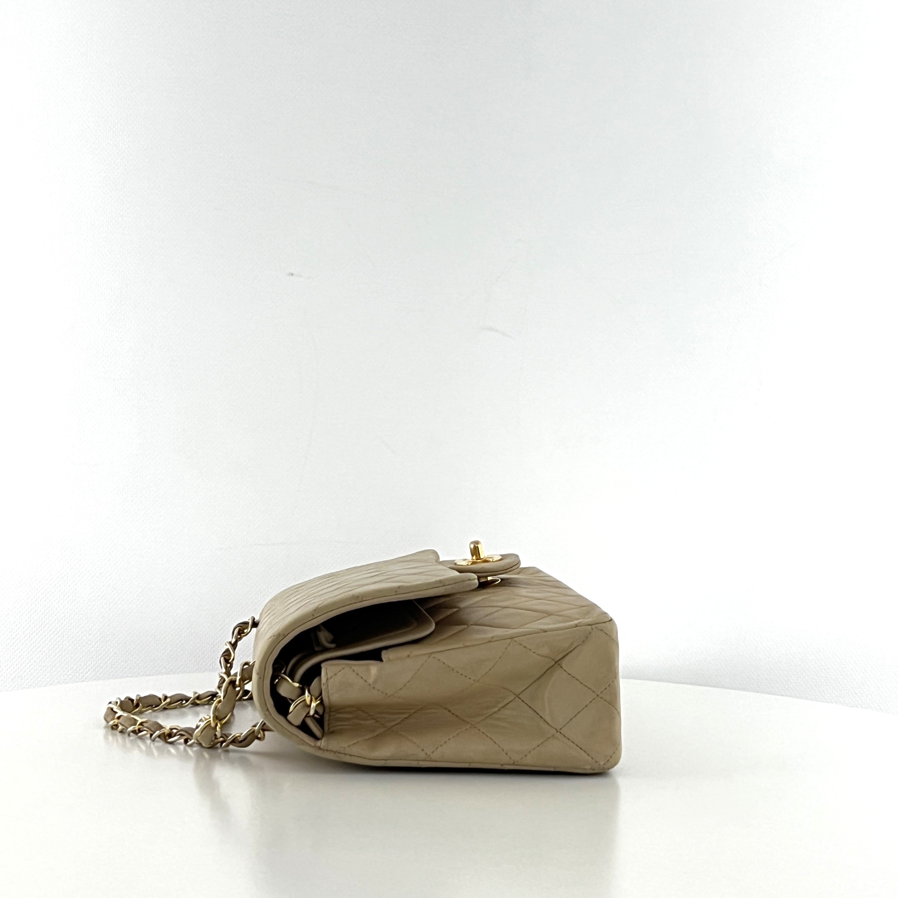 Sac à bandoulière CHANEL Classique Medium Flap cuir d'agneau beige