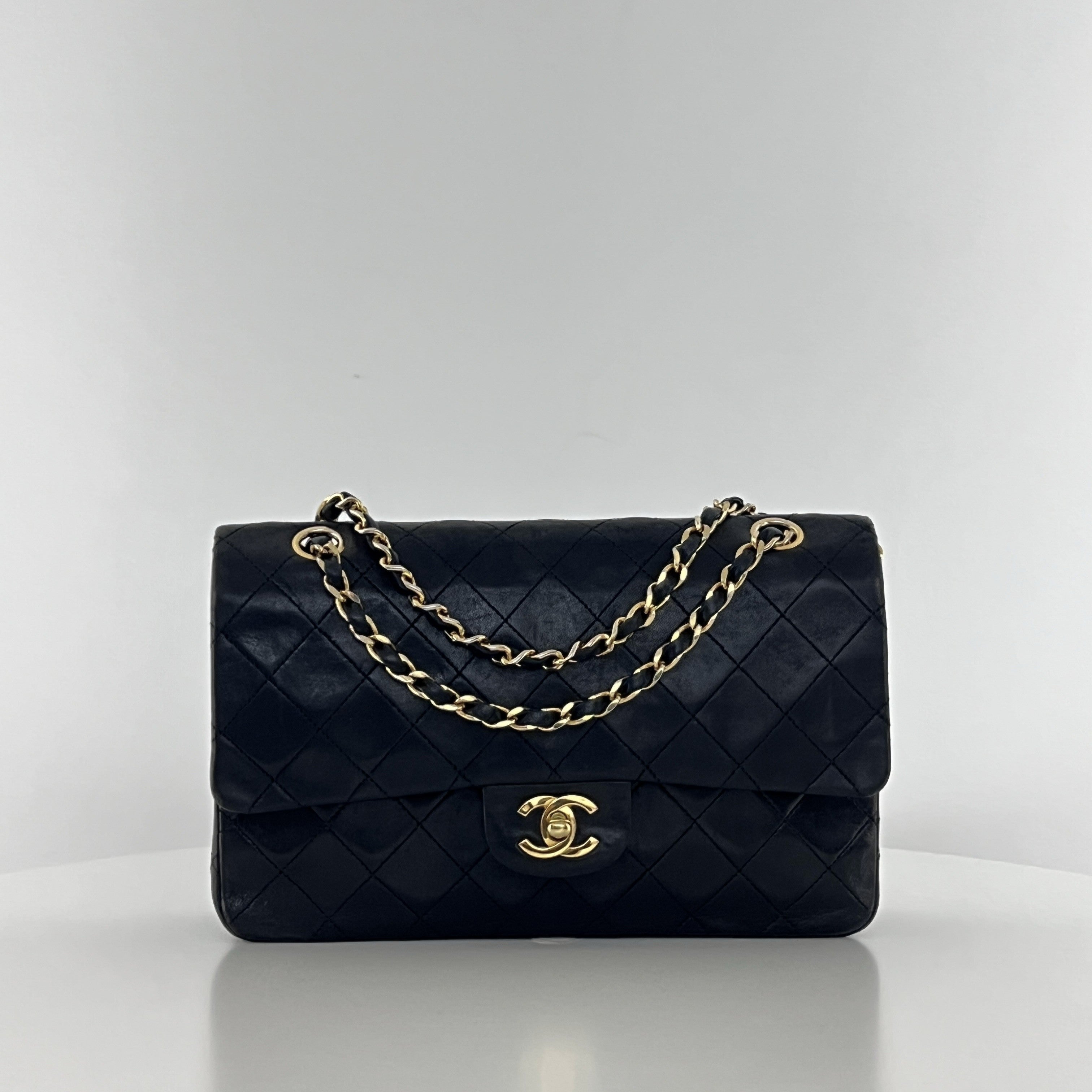 Sac à main CHANEL Timeless Classique Medium Double Flap cuir d'agneau noir