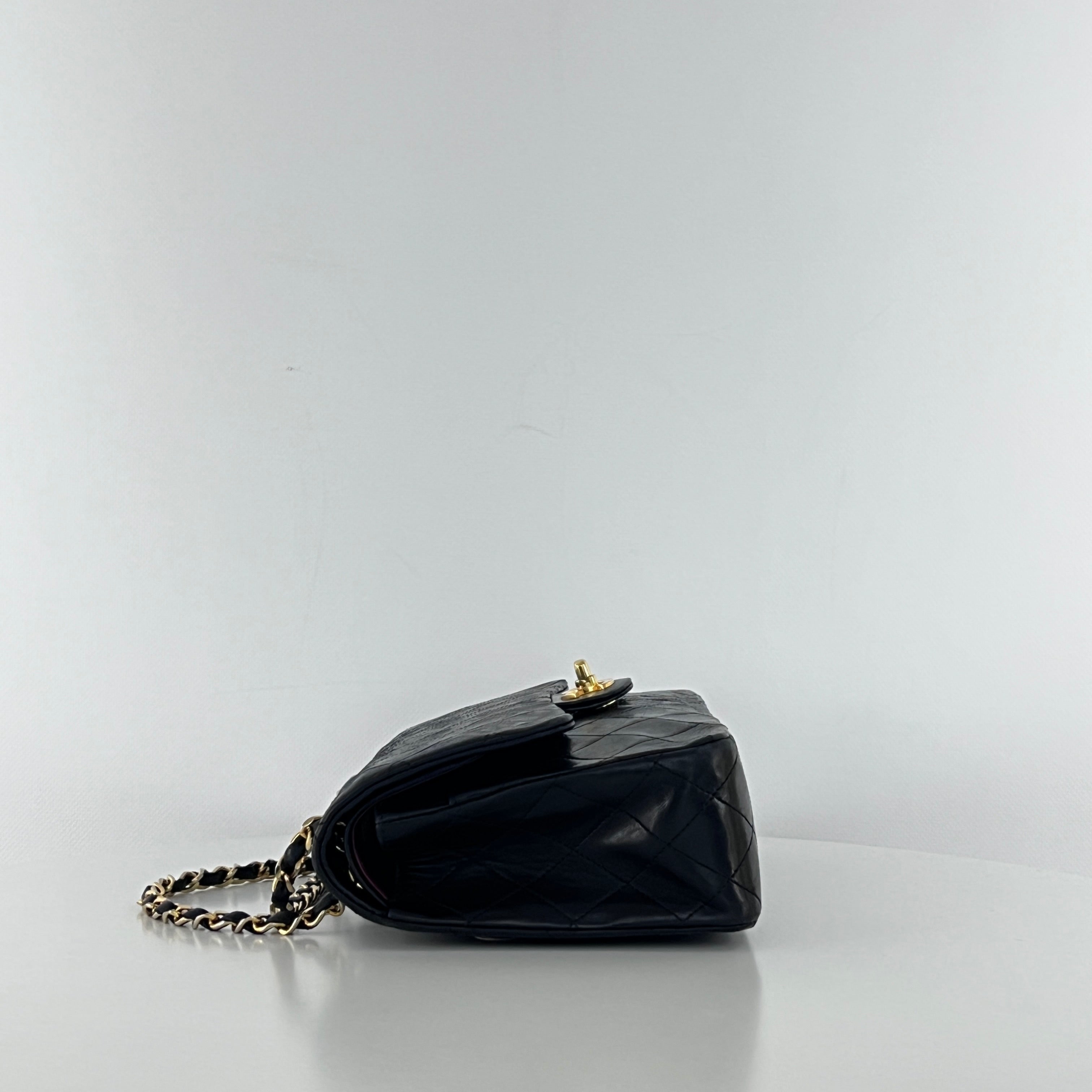 Sac à main CHANEL Timeless Classique Medium Double Flap cuir d'agneau noir