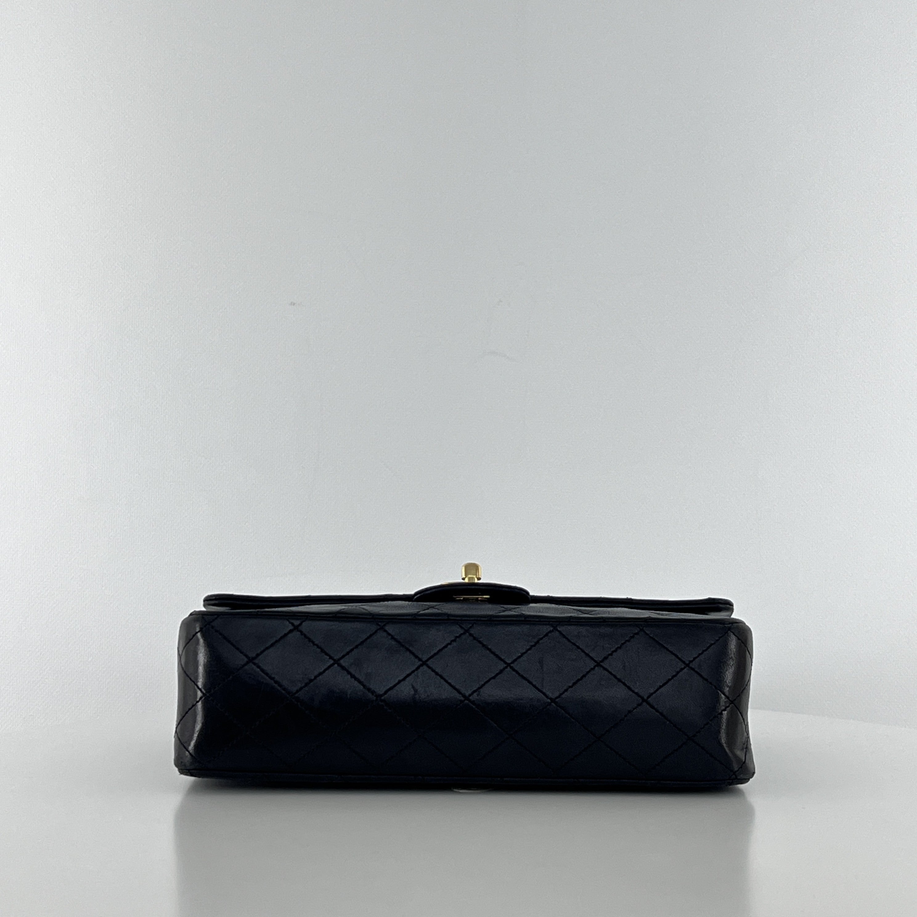 Sac à main CHANEL Timeless Classique Medium Double Flap cuir d'agneau noir