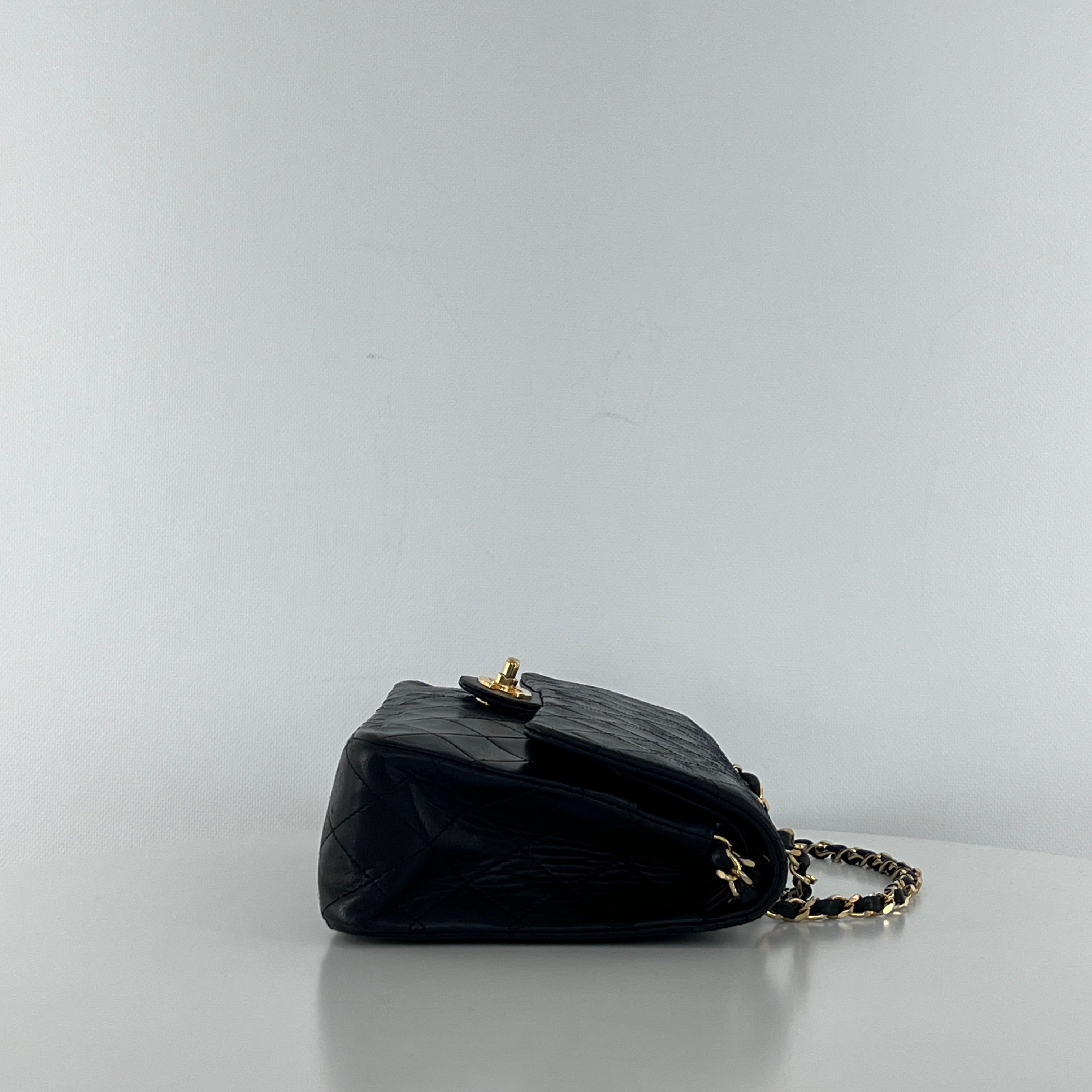 Sac à main CHANEL Timeless Classique Medium Double Flap cuir d'agneau noir