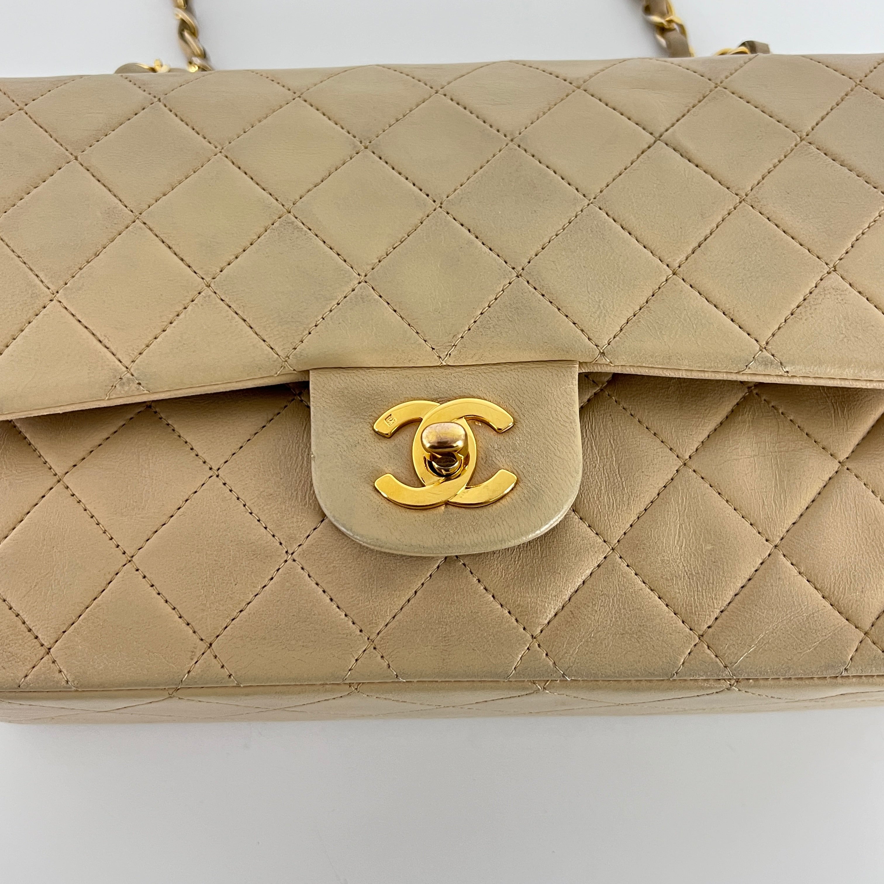 Sac à main CHANEL Timeless Classique Medium Double Flap cuir d'agneau beige