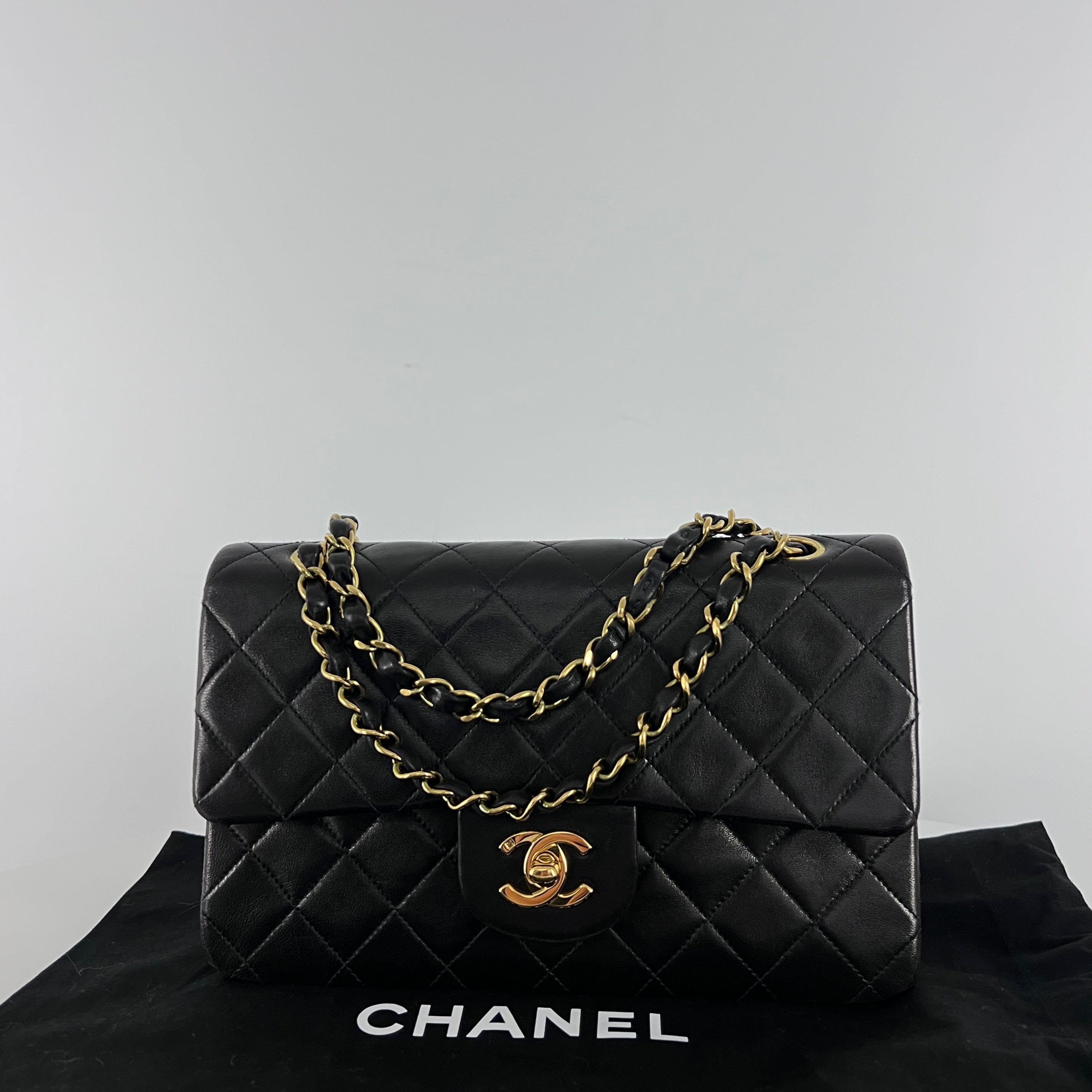 Sac à main CHANEL Timeless Classique Small Double Flap cuir d'agneau noir