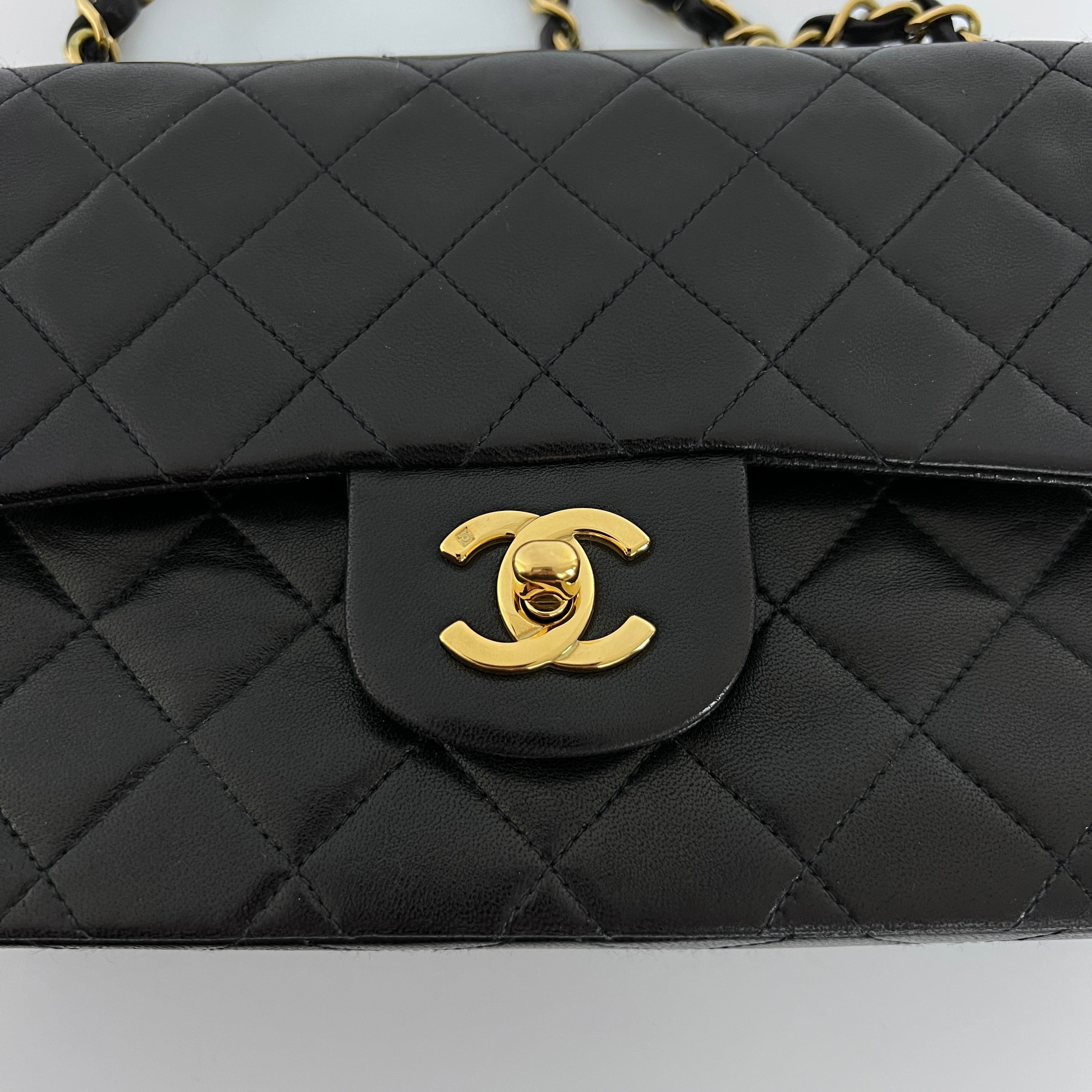 Sac à main CHANEL Timeless Classique Small Double Flap cuir d'agneau noir