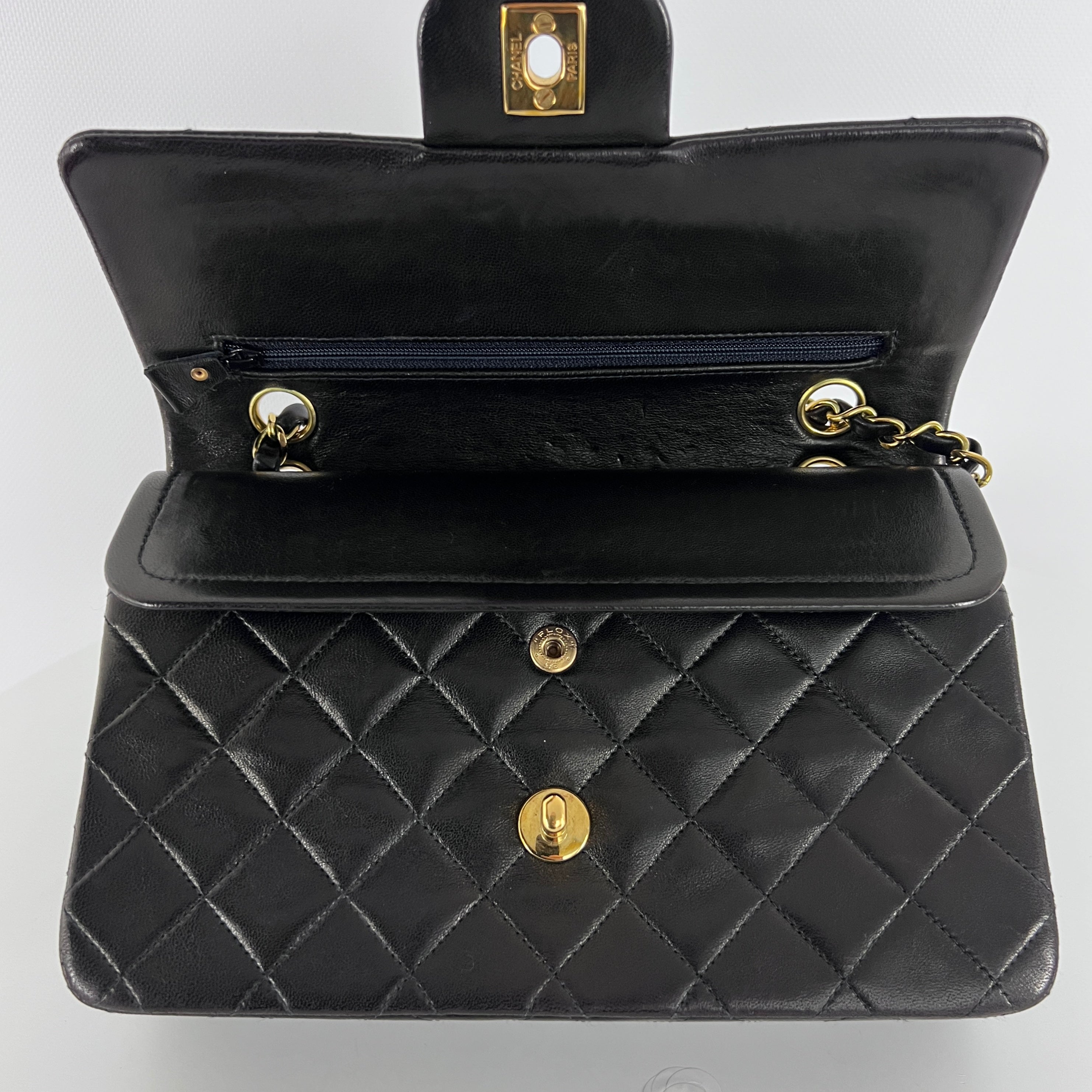Sac à main CHANEL Timeless Classique Small Double Flap cuir d'agneau noir