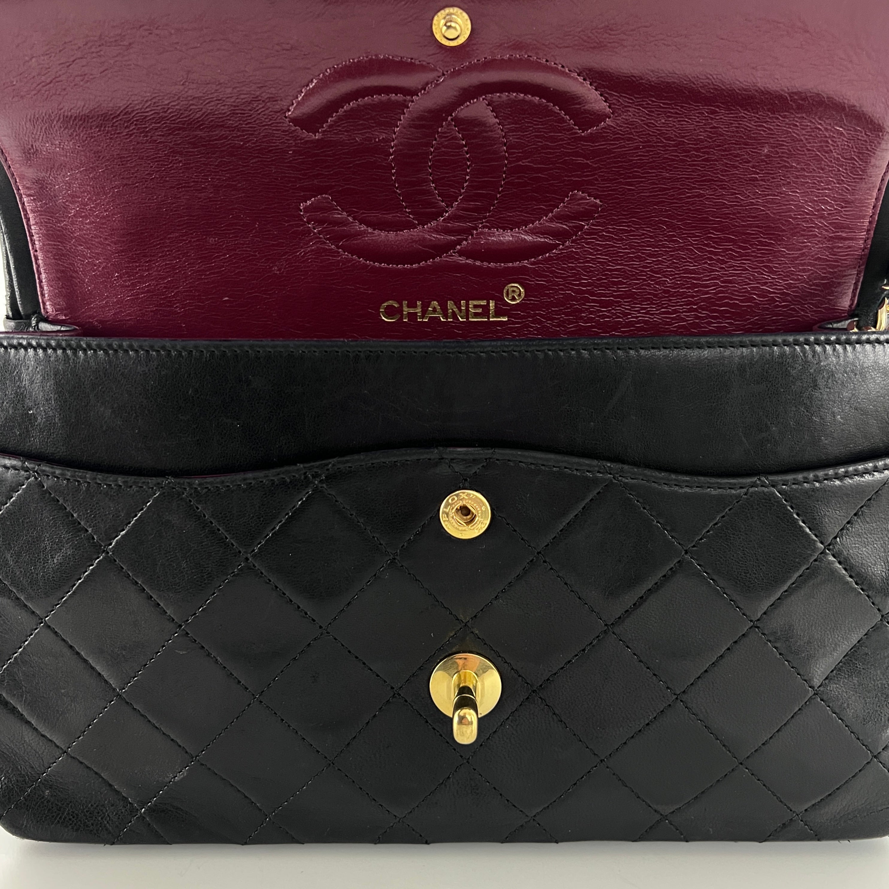 Sac à main CHANEL Timeless Classique Medium Double Flap cuir d'agneau noir