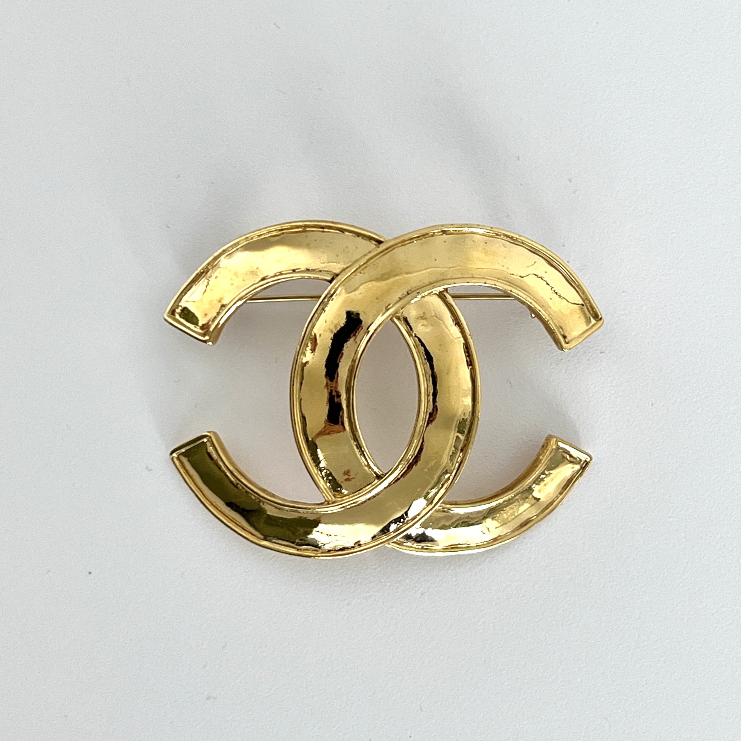 Broche CHANEL CC métal doré