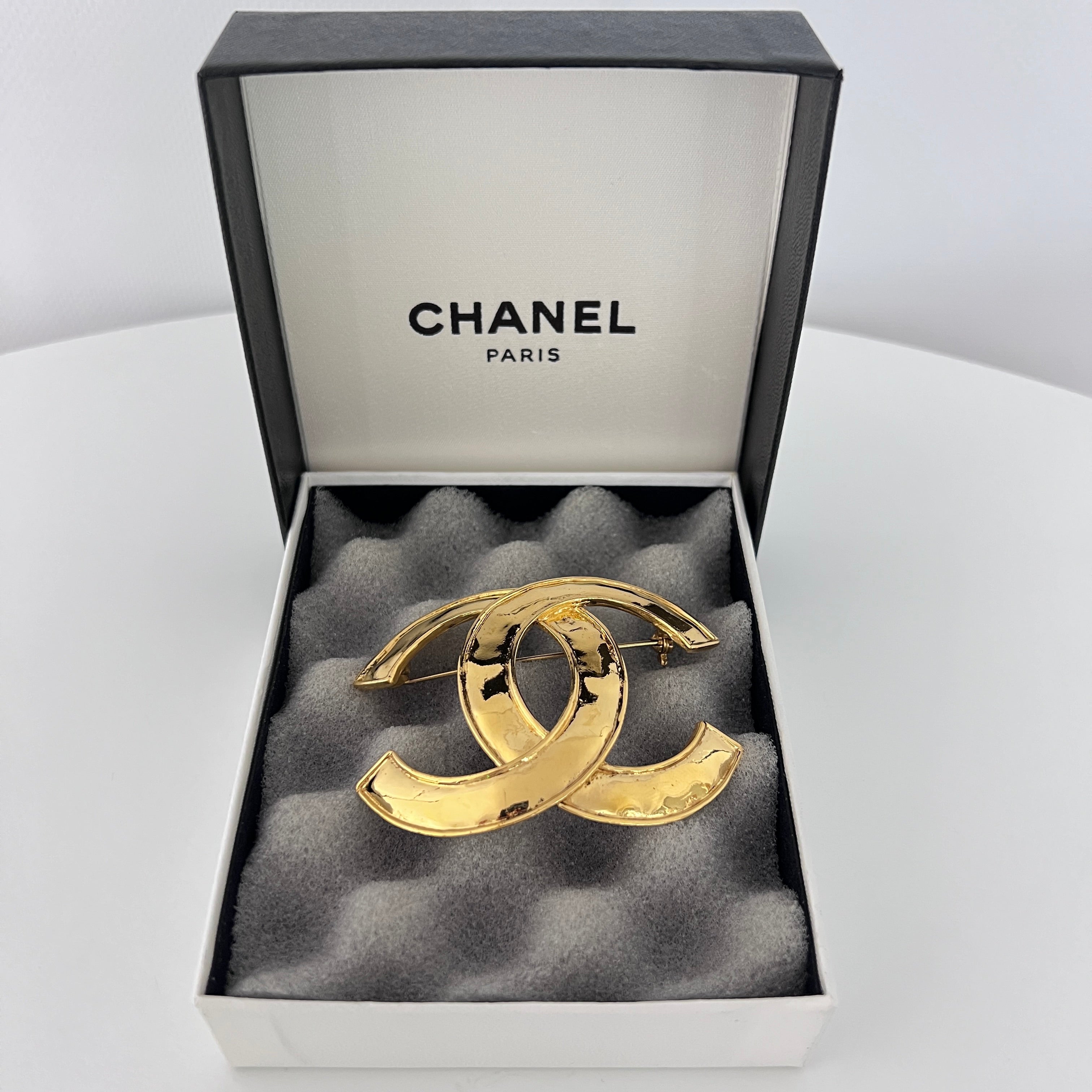Broche CHANEL CC métal doré