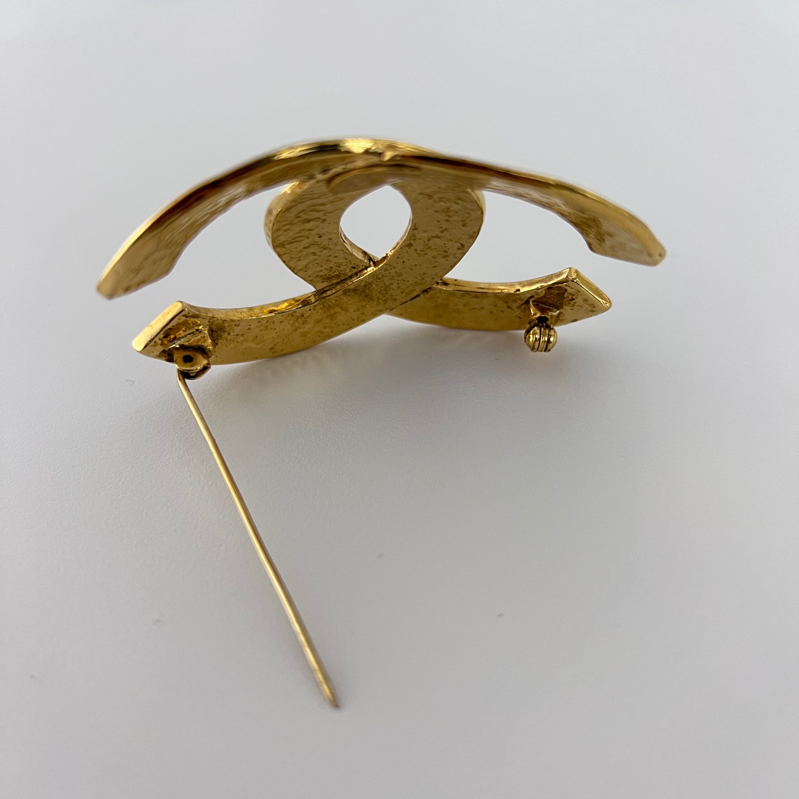 Broche CHANEL CC métal doré