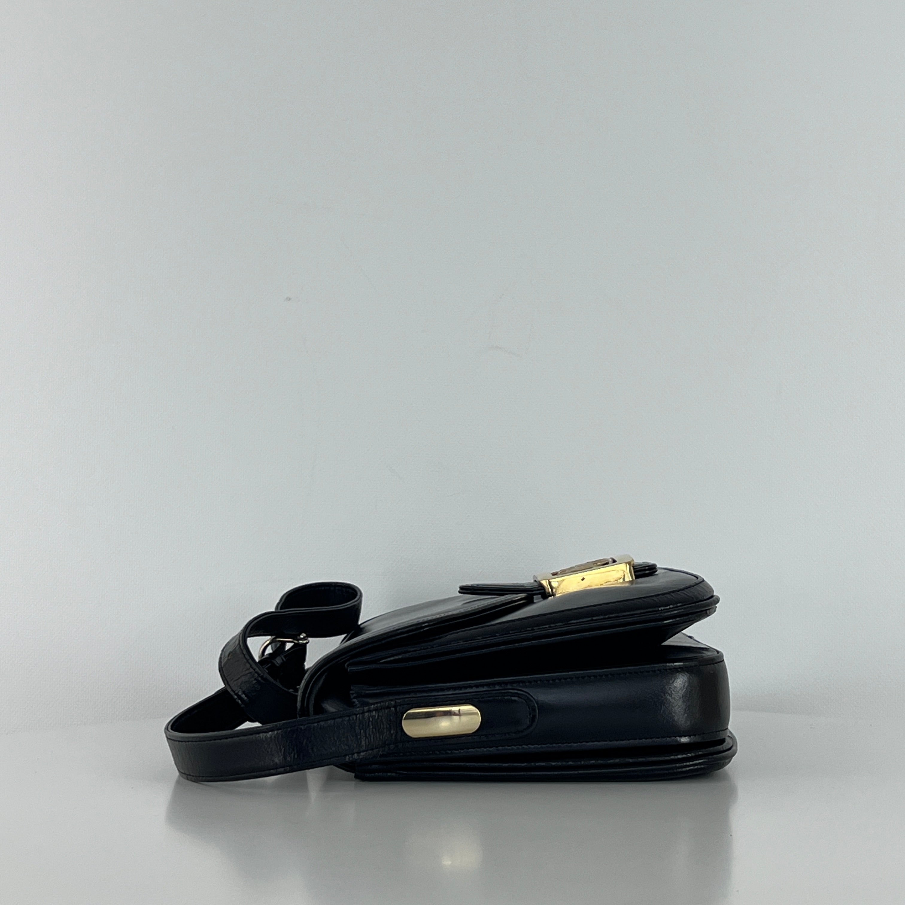 Sac à main CELINE Triomphe cuir noir