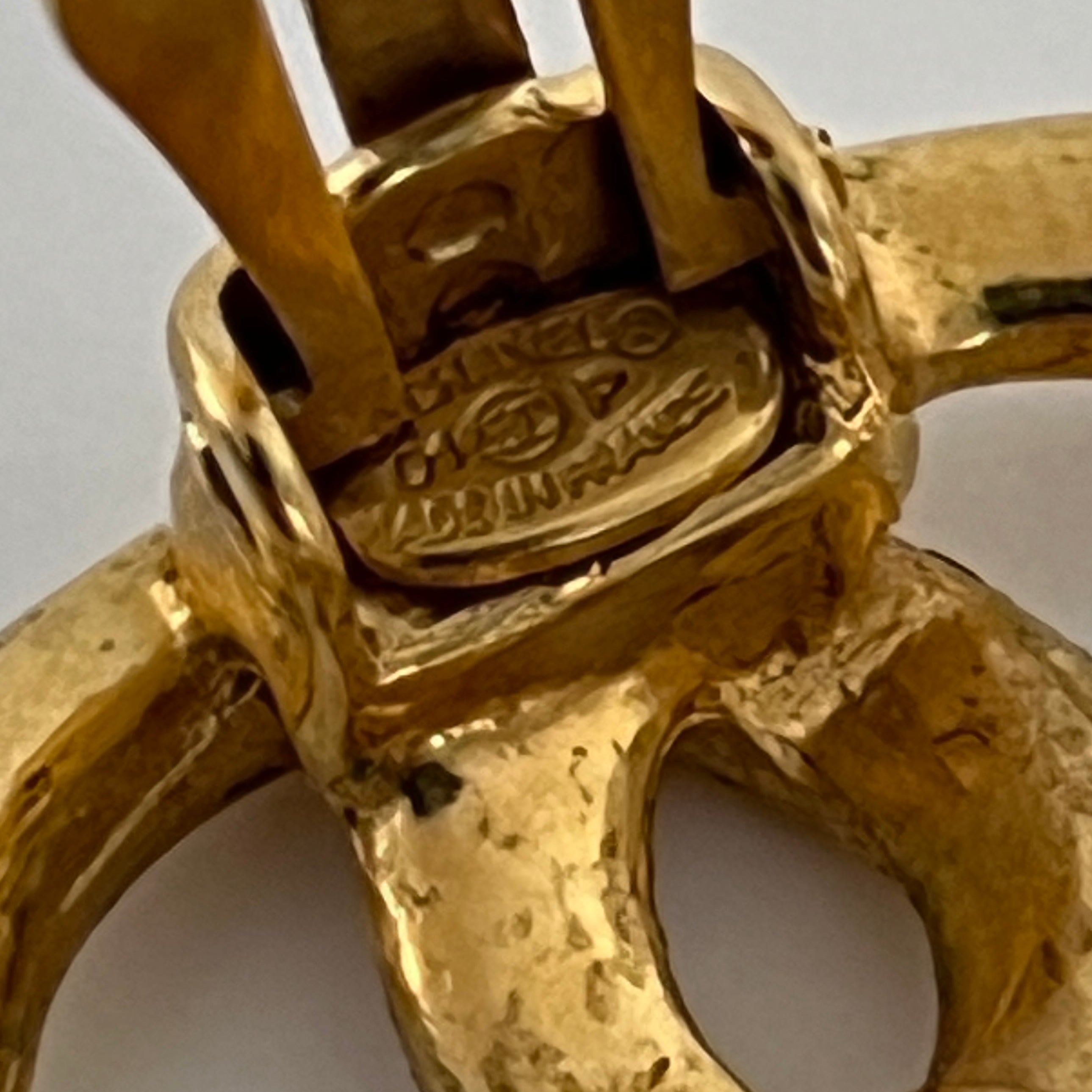 Boucles d'oreilles CHANEL CC Clip On métal doré