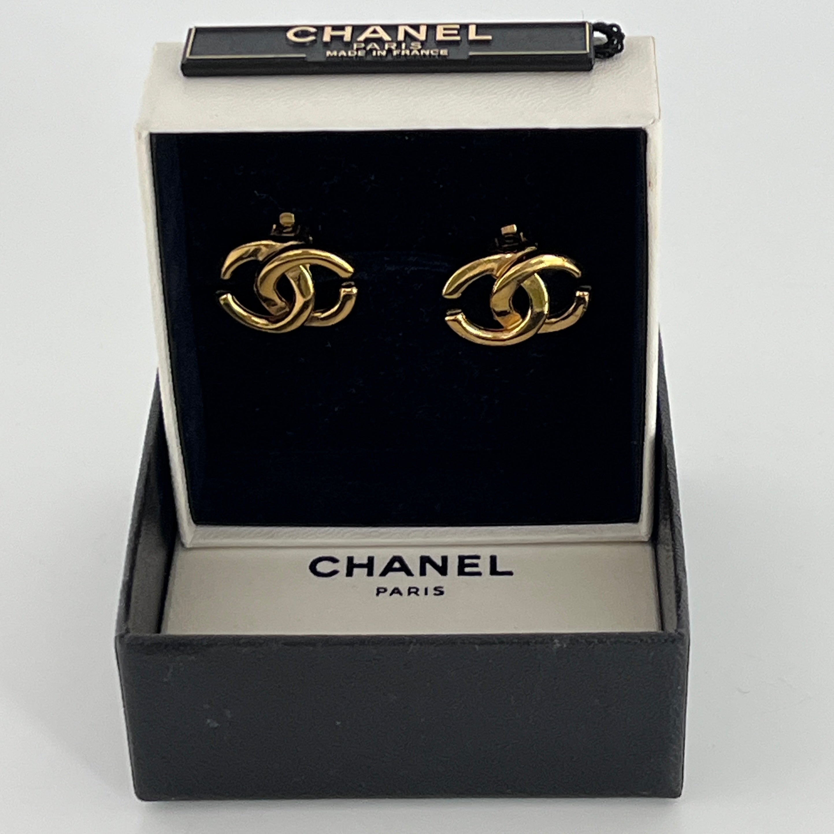 Boucles d'oreilles CHANEL CC Clip On métal doré