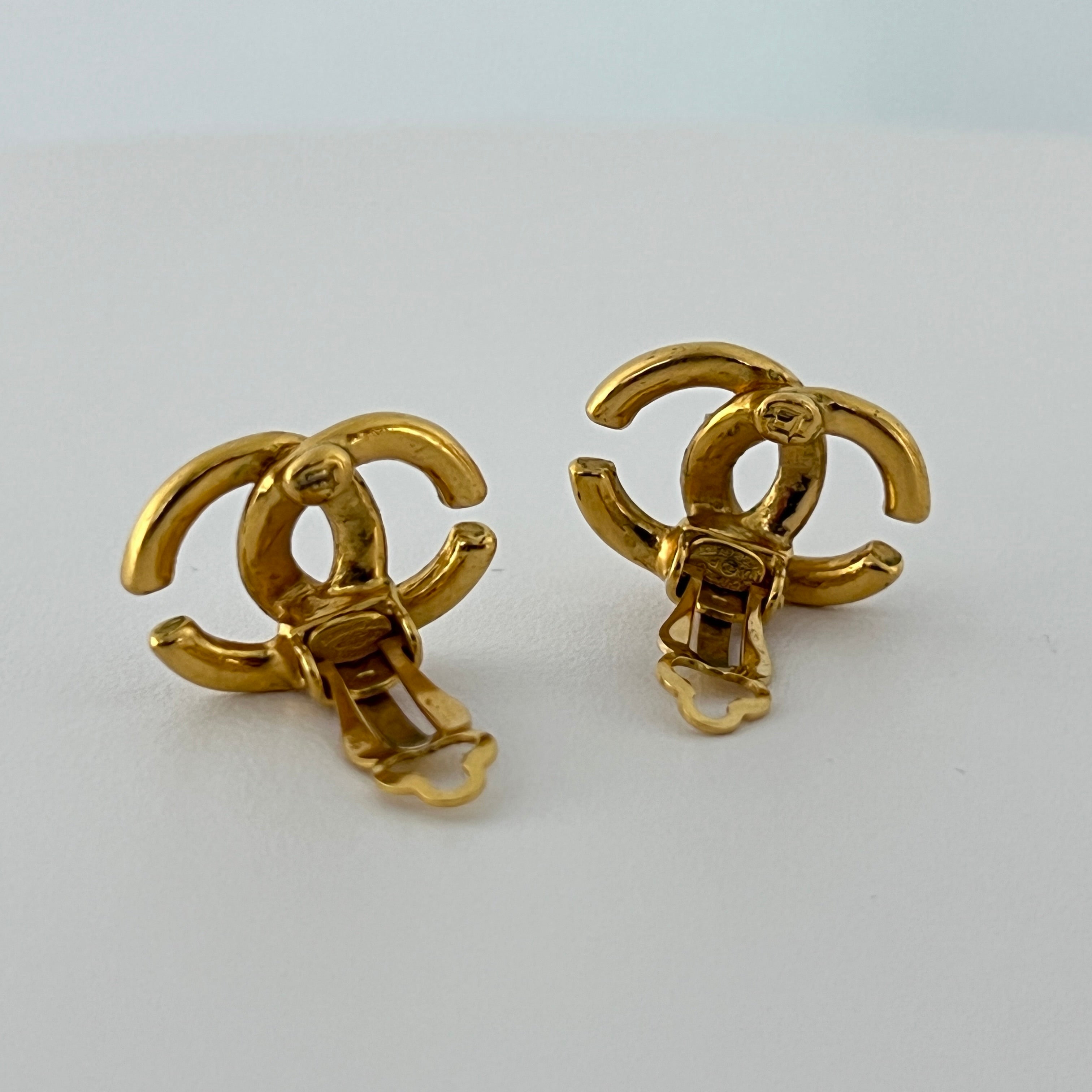 Boucles d'oreilles CHANEL CC Clip On métal doré