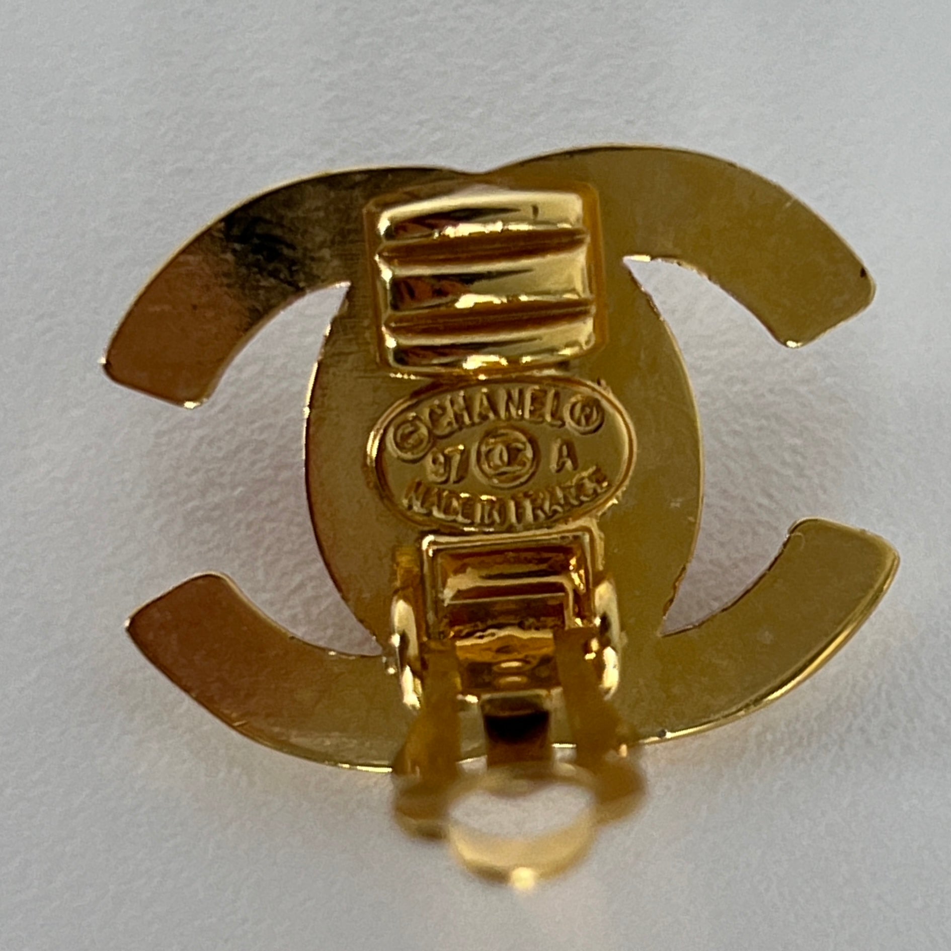 Boucles d'oreilles CHANEL CC Clip On métal doré