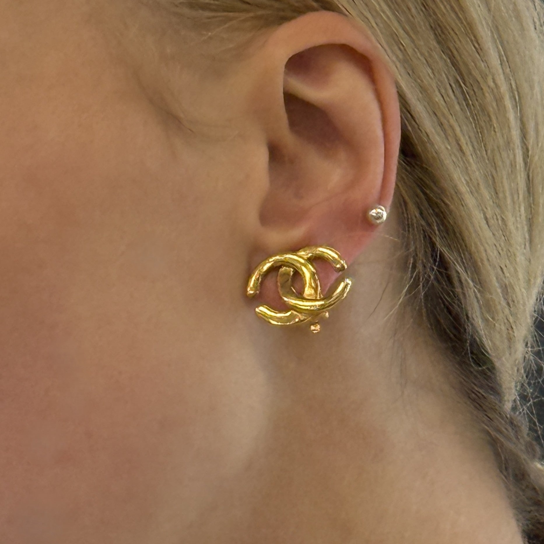 Boucles d'oreilles CHANEL CC Clip On métal doré