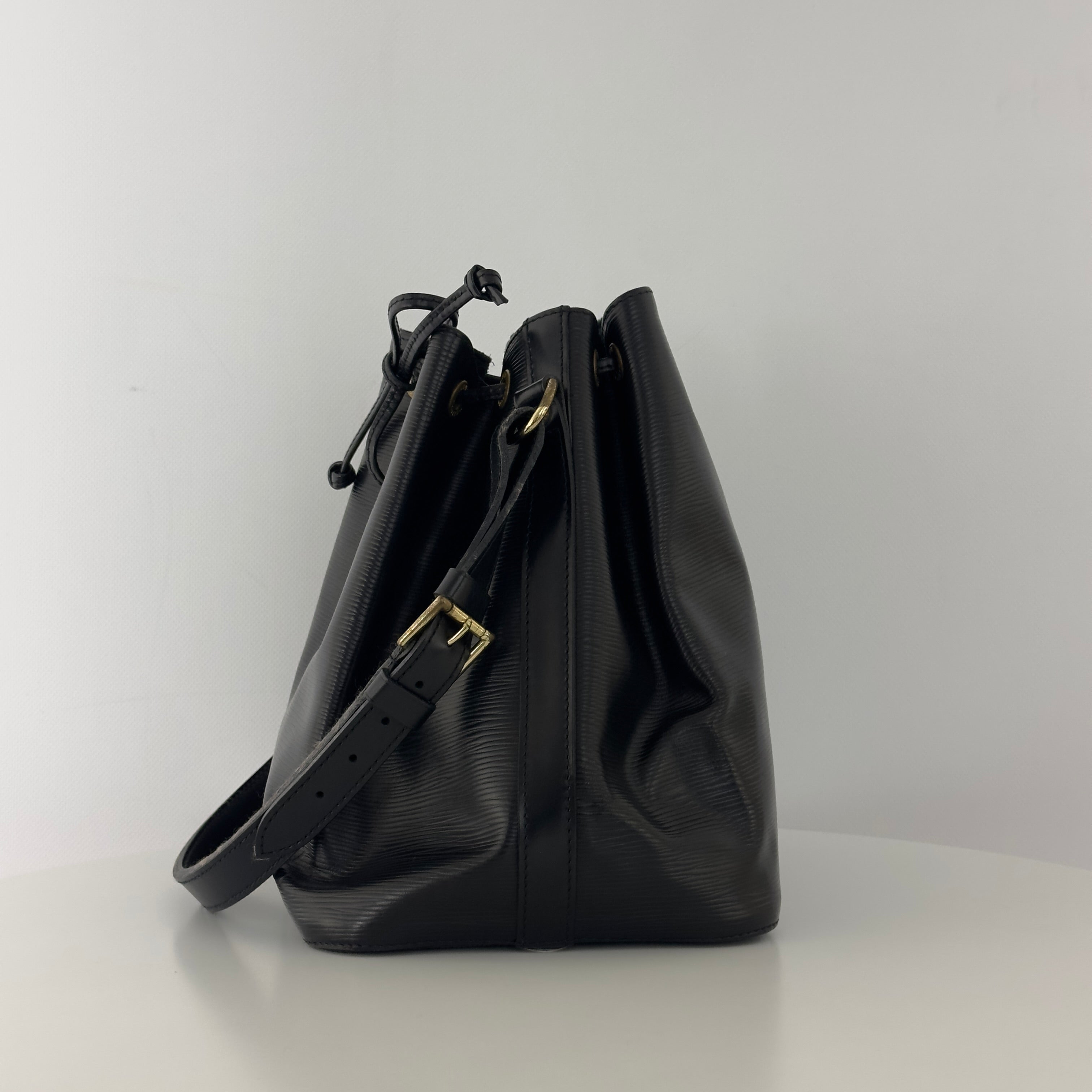 Sac à main LOUIS VUITTON Noé Petit cuir épi noir