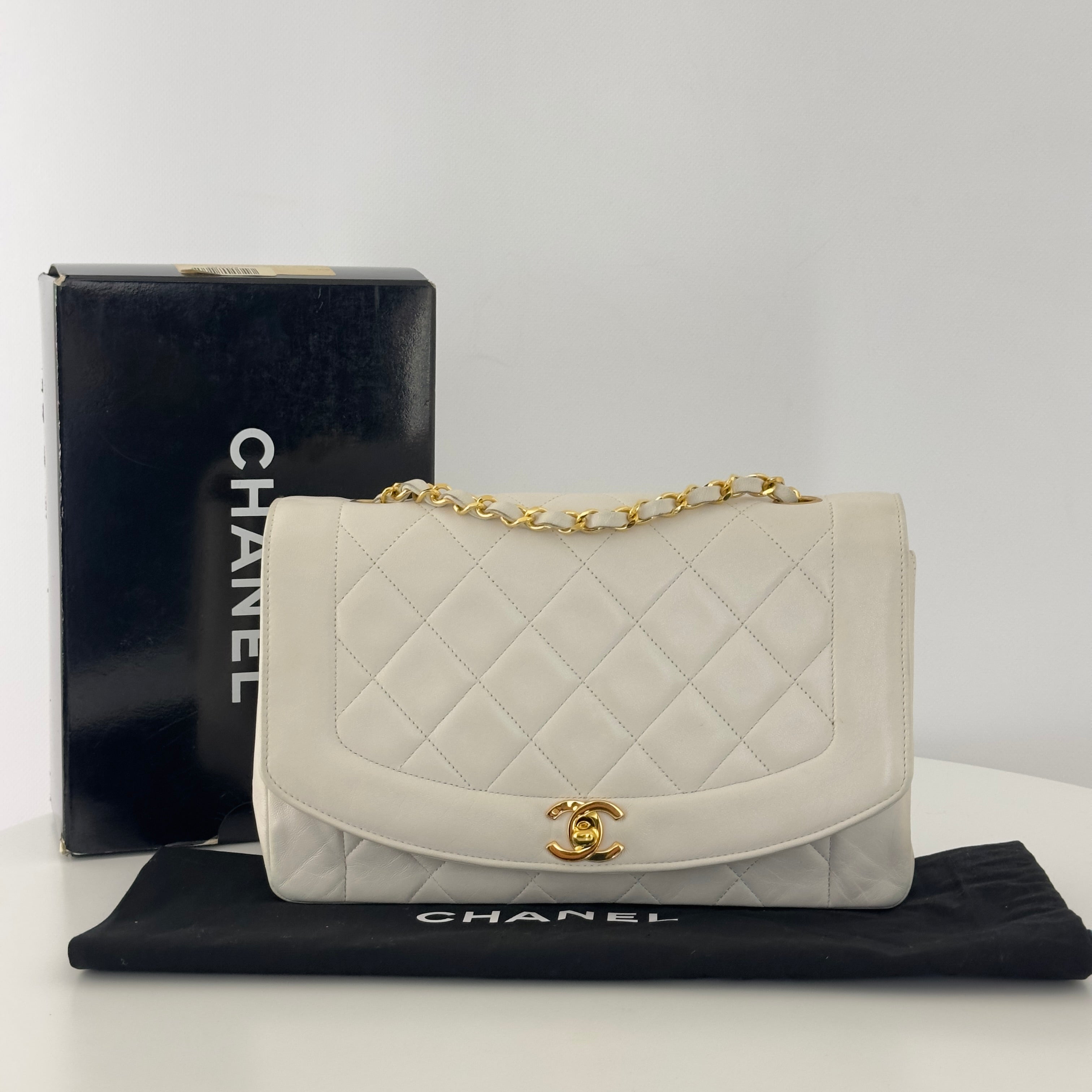 Sac à main CHANEL Diana Medium cuir d'agneau blanc