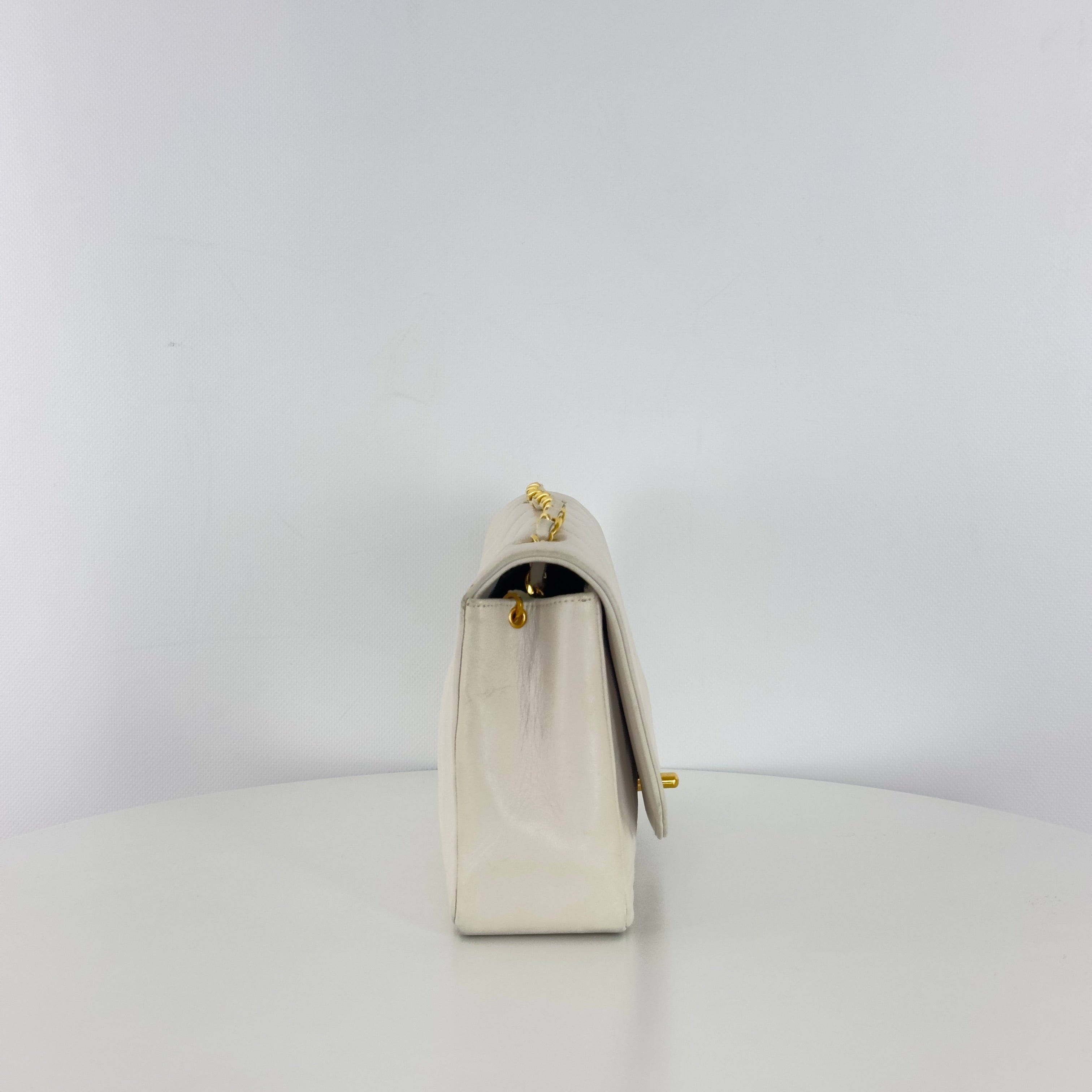 CHANEL Diana Medium handbag in white lambskin leather