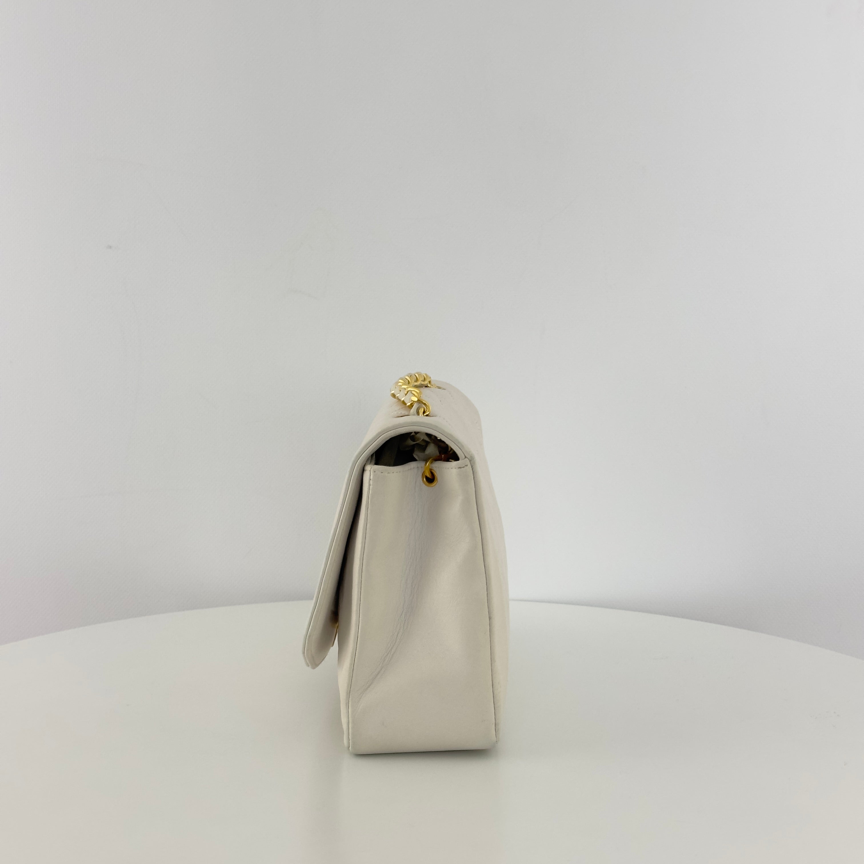 Sac à main CHANEL Diana Medium cuir d'agneau blanc