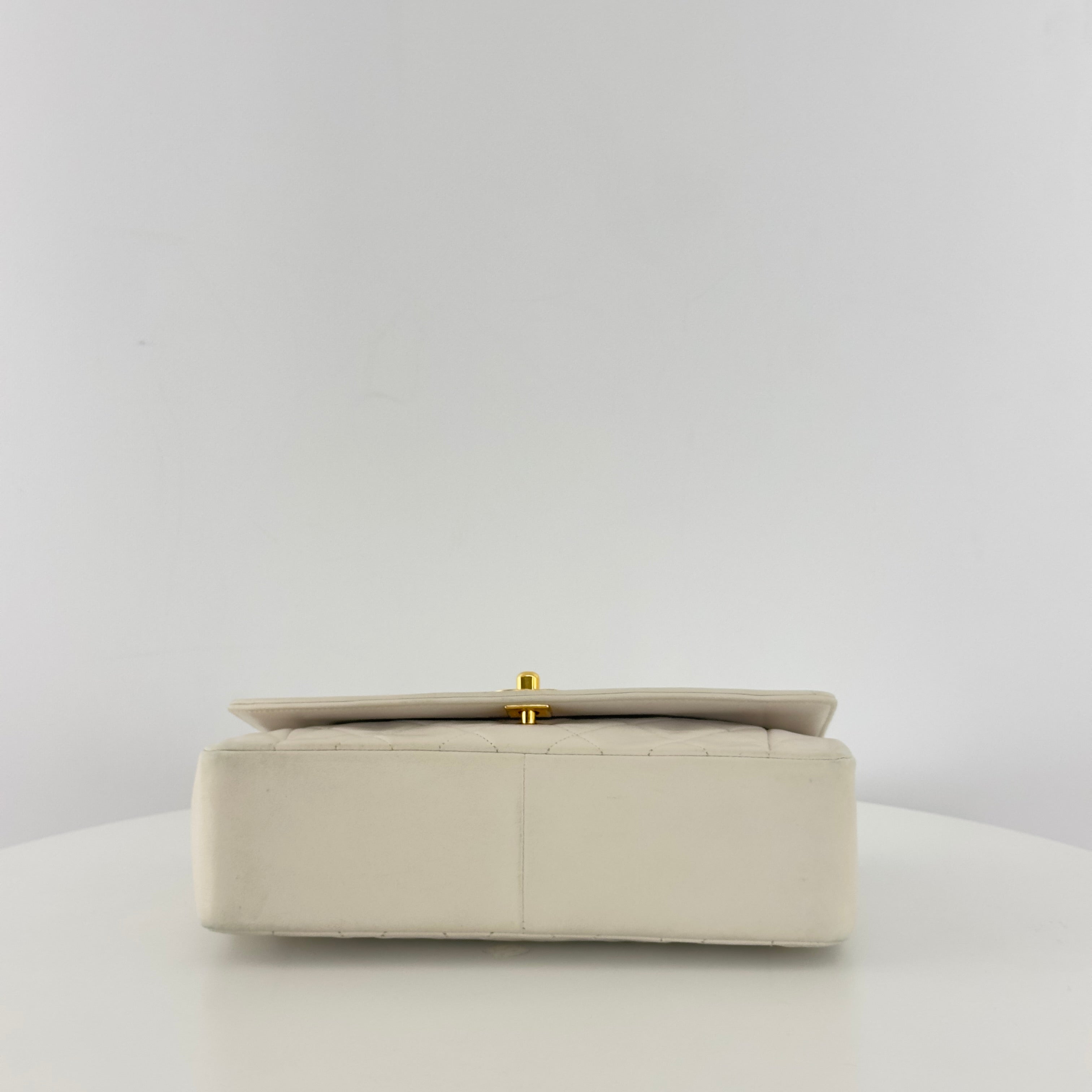 Sac à main CHANEL Diana Medium cuir d'agneau blanc